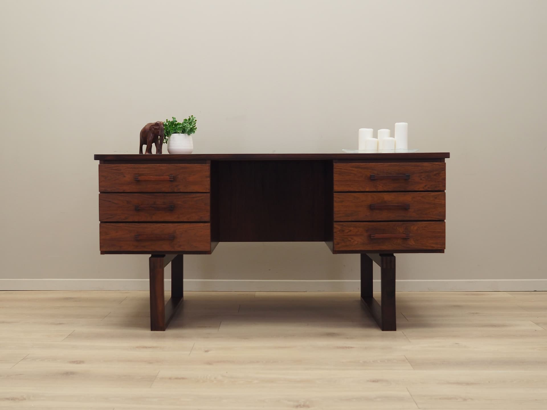 Desk, brown rosewood, by T. Valeur & H. Jensen, Dyrlund, Denmark, 1960s. - 77566