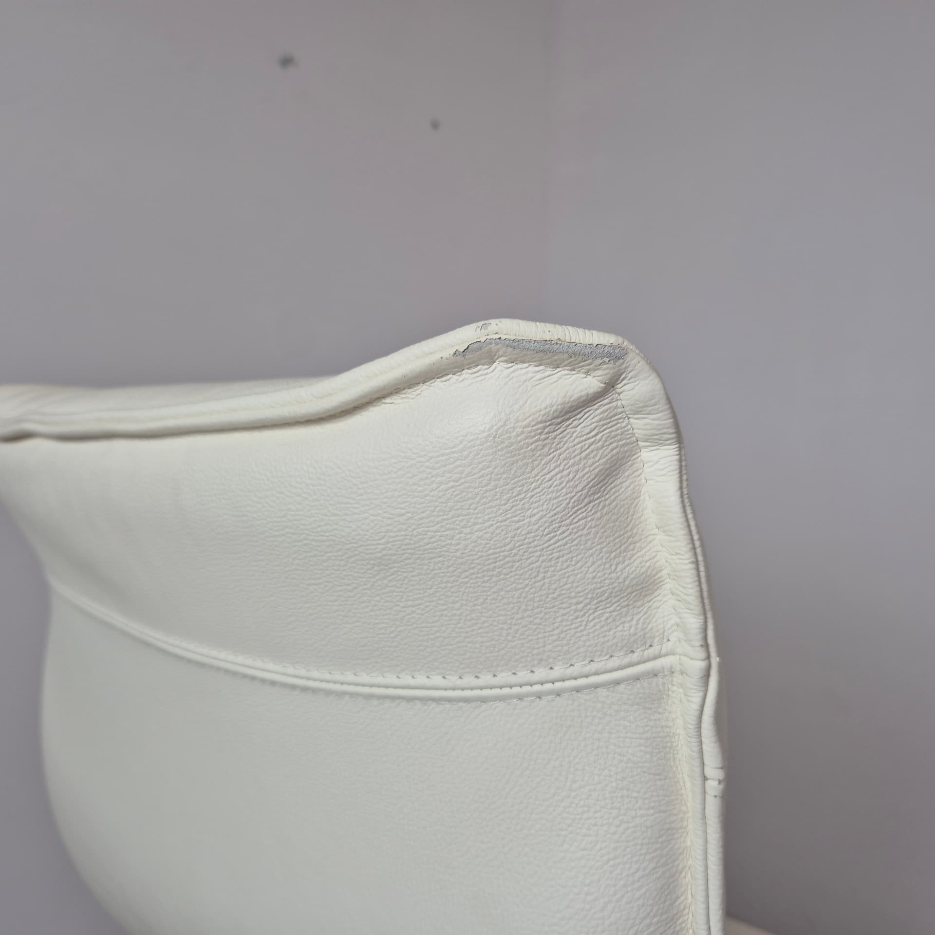 Fotel relaksacyjny, skóra biała, metal szary, Dania, lata 90. - 240010