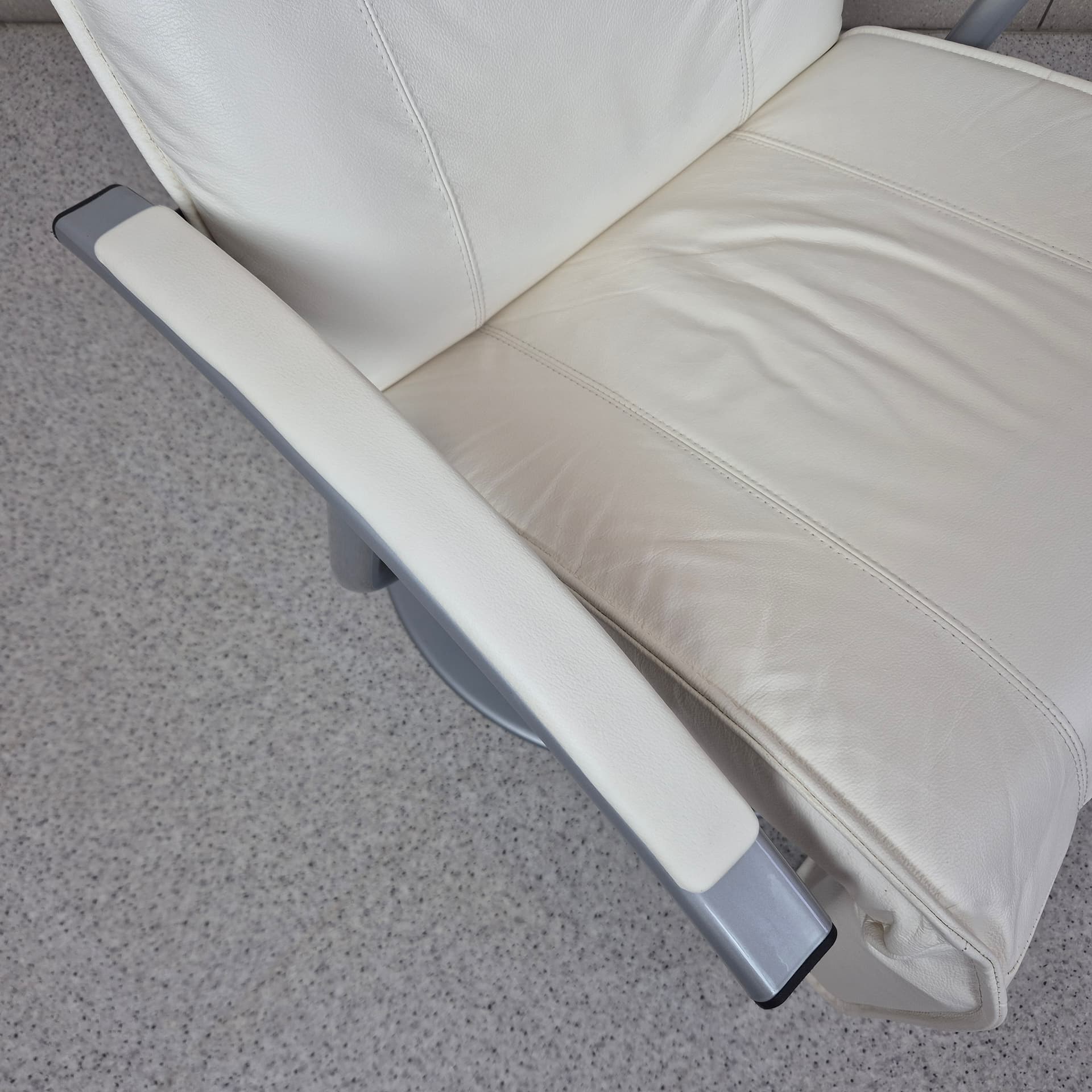 Fotel relaksacyjny, skóra biała, metal szary, Dania, lata 90. - 240012