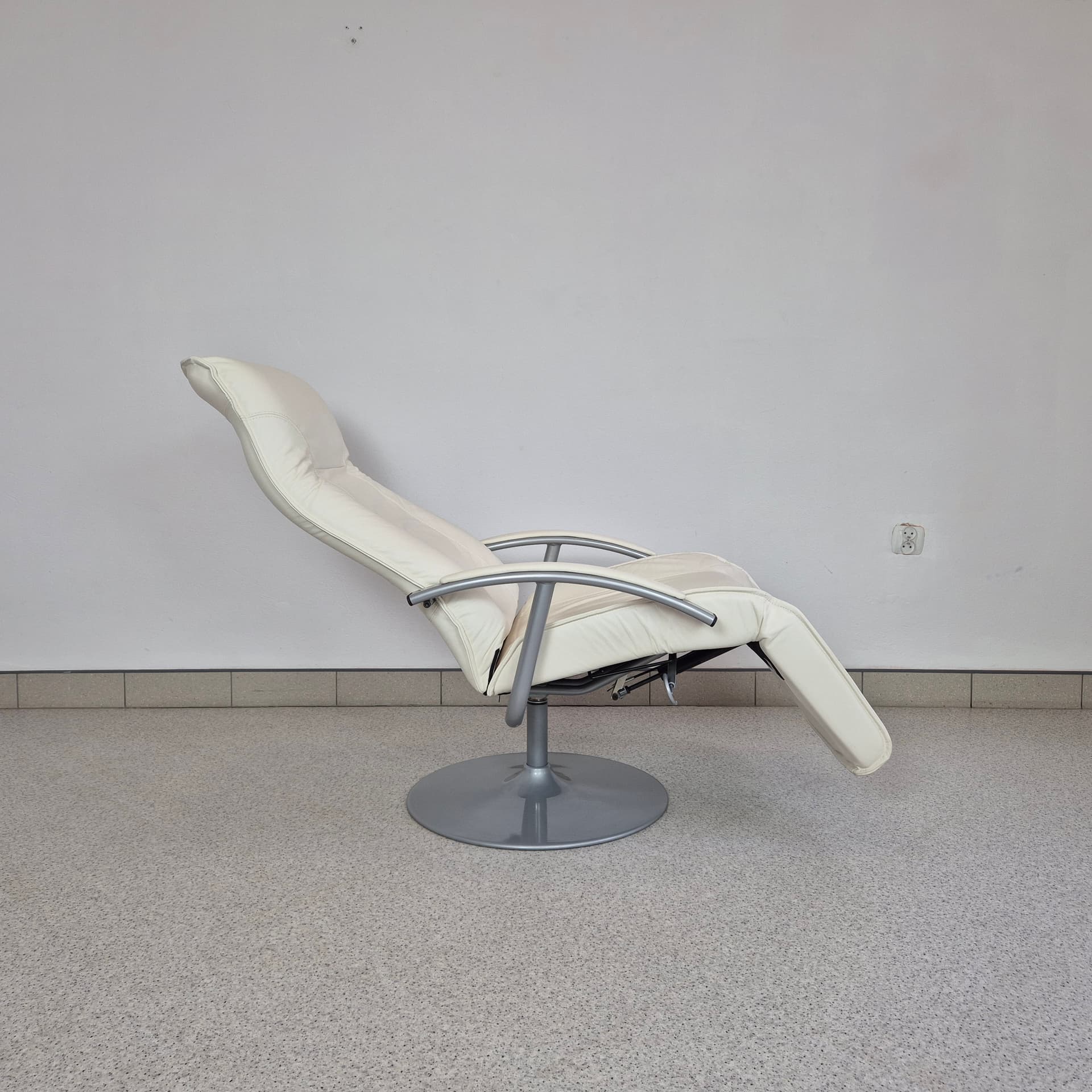 Fotel relaksacyjny, skóra biała, metal szary, Dania, lata 90. - 240014