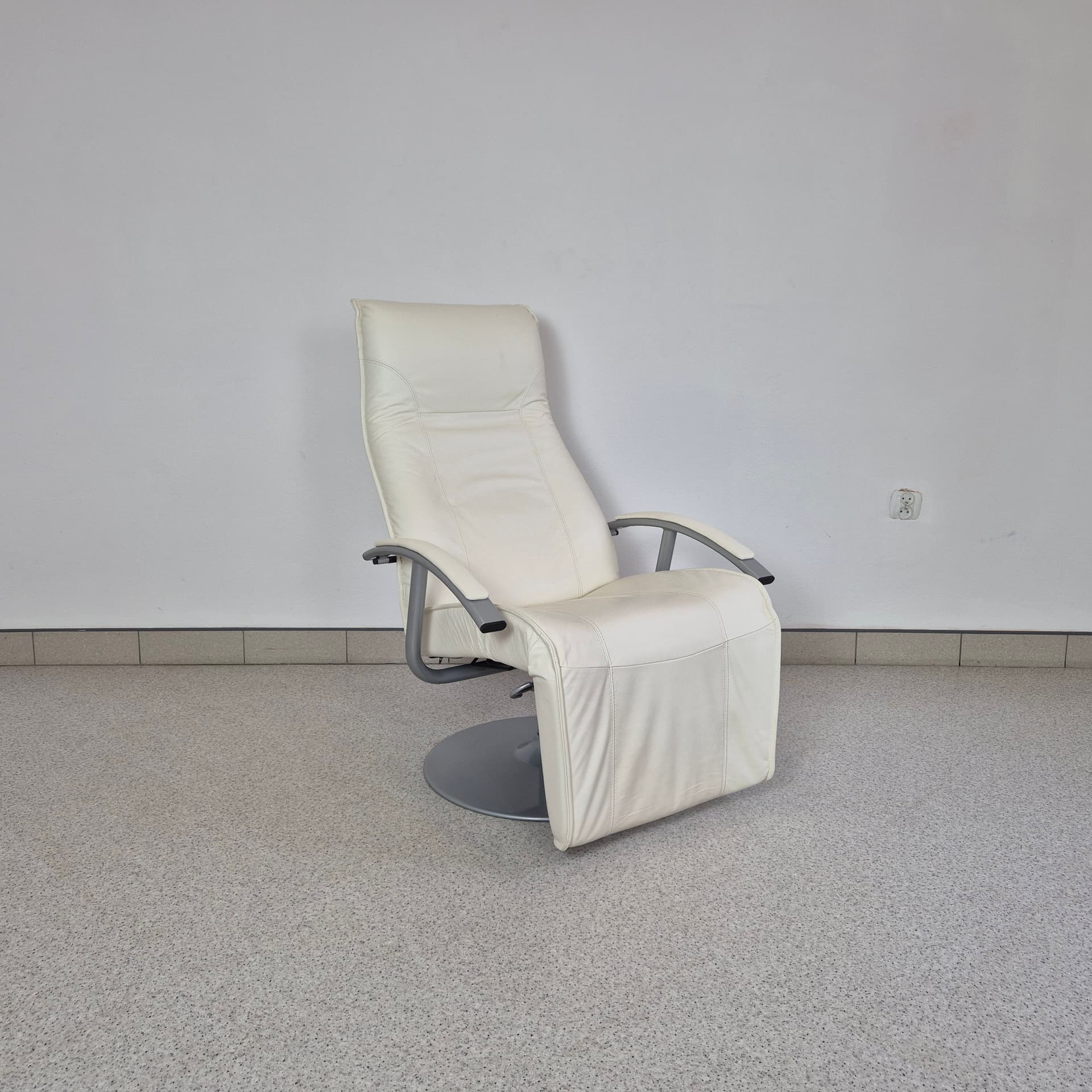 Fotel relaksacyjny, skóra biała, metal szary, Dania, lata 90. - 240004
