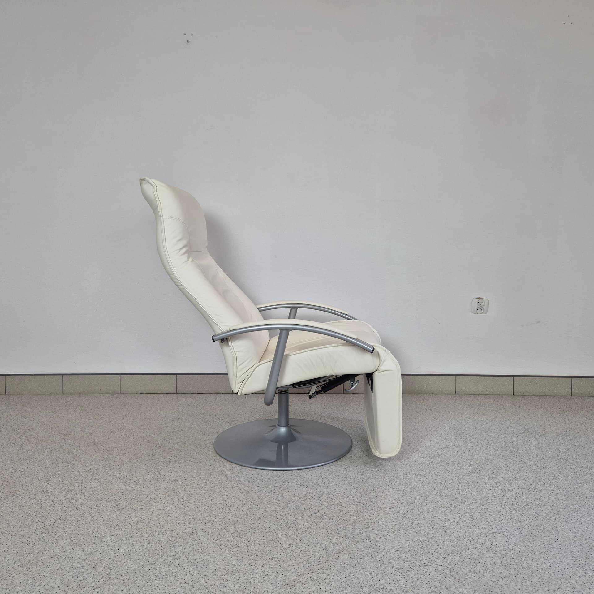 Fotel relaksacyjny, skóra biała, metal szary, Dania, lata 90. - 240005