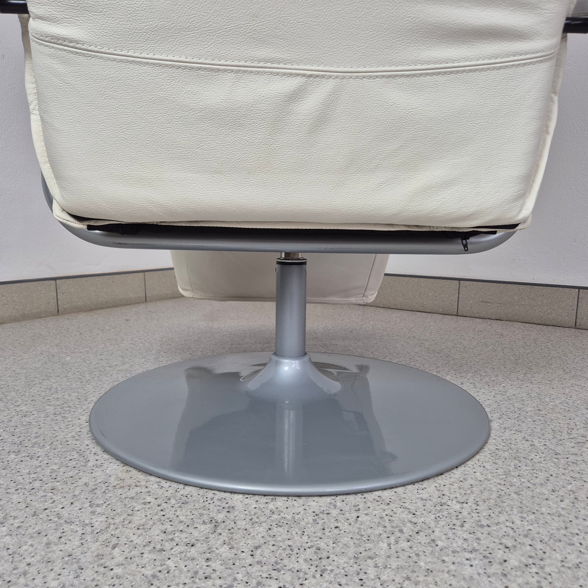 Fotel relaksacyjny, skóra biała, metal szary, Dania, lata 90. - 240008