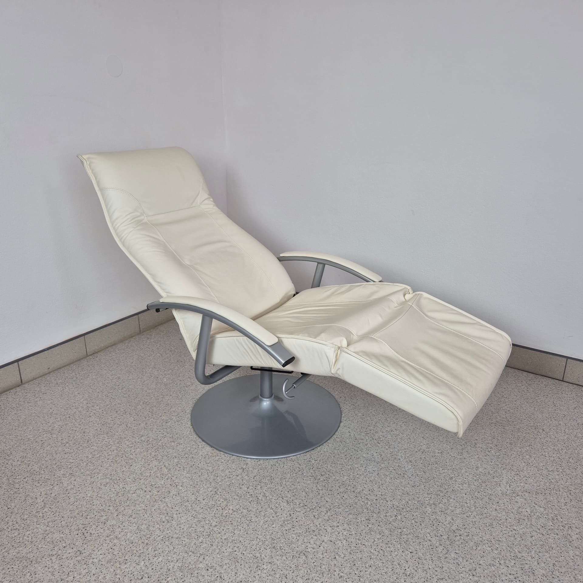 Fotel relaksacyjny, skóra biała, metal szary, Dania, lata 90. - 240011