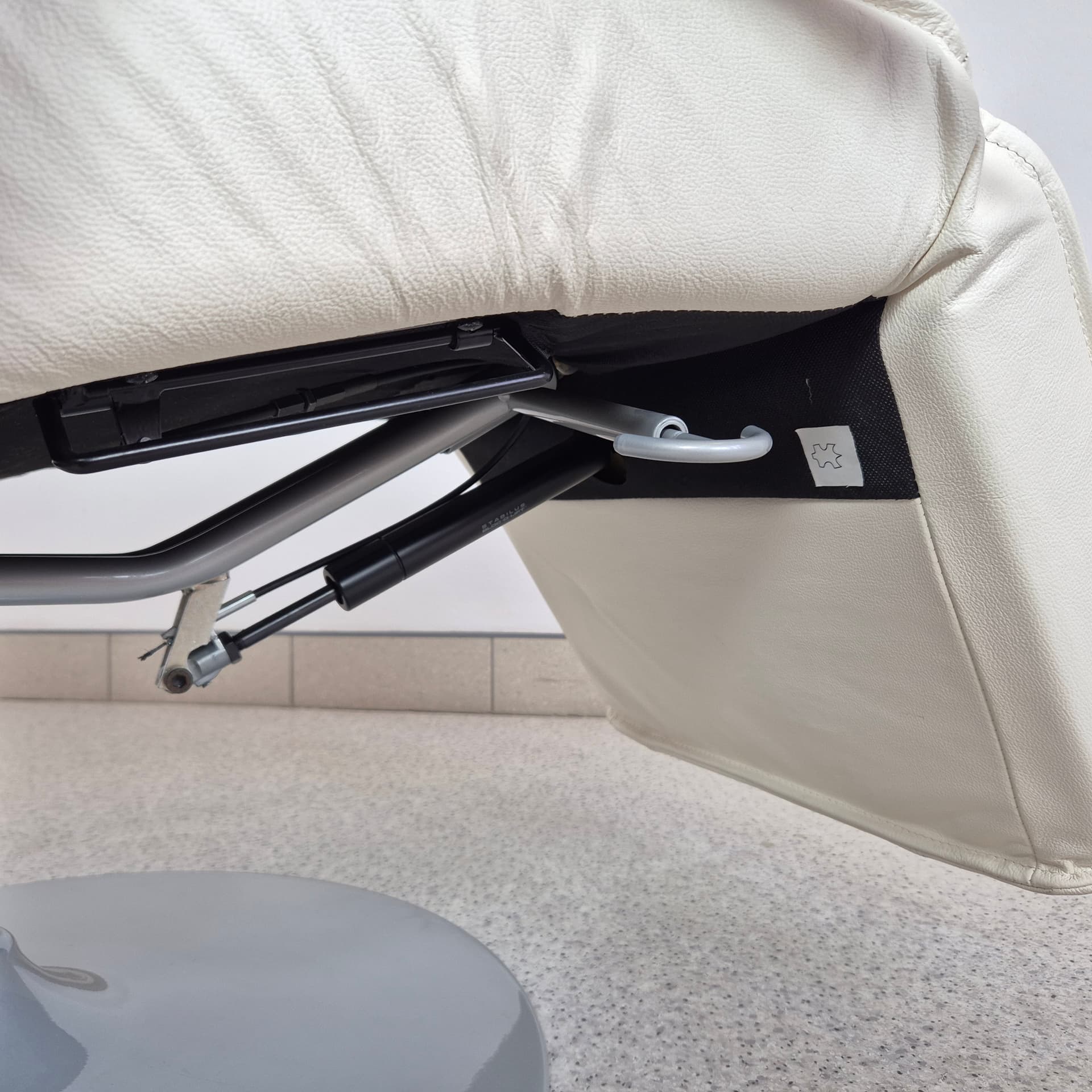 Fotel relaksacyjny, skóra biała, metal szary, Dania, lata 90. - 240015