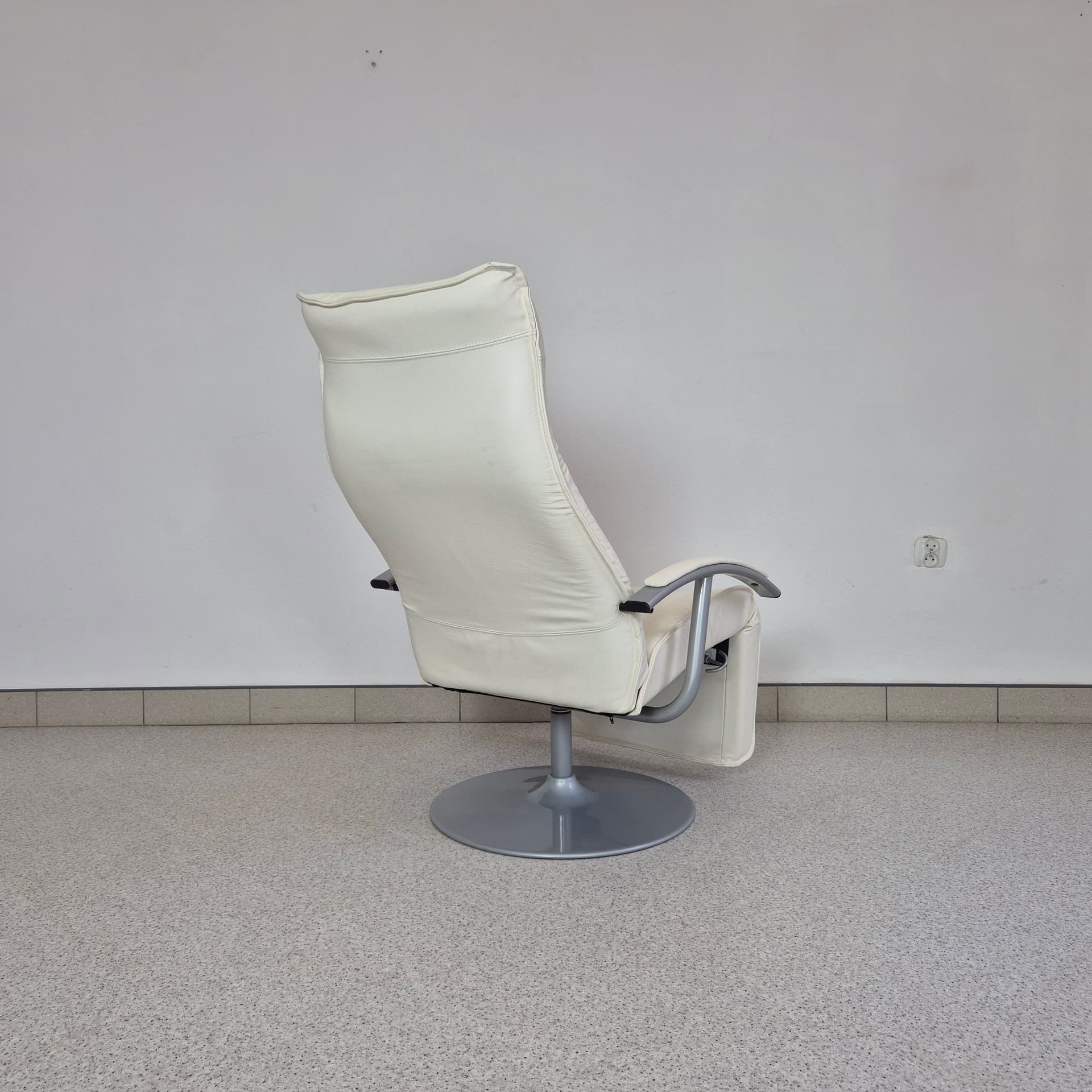 Fotel relaksacyjny, skóra biała, metal szary, Dania, lata 90. - 240009