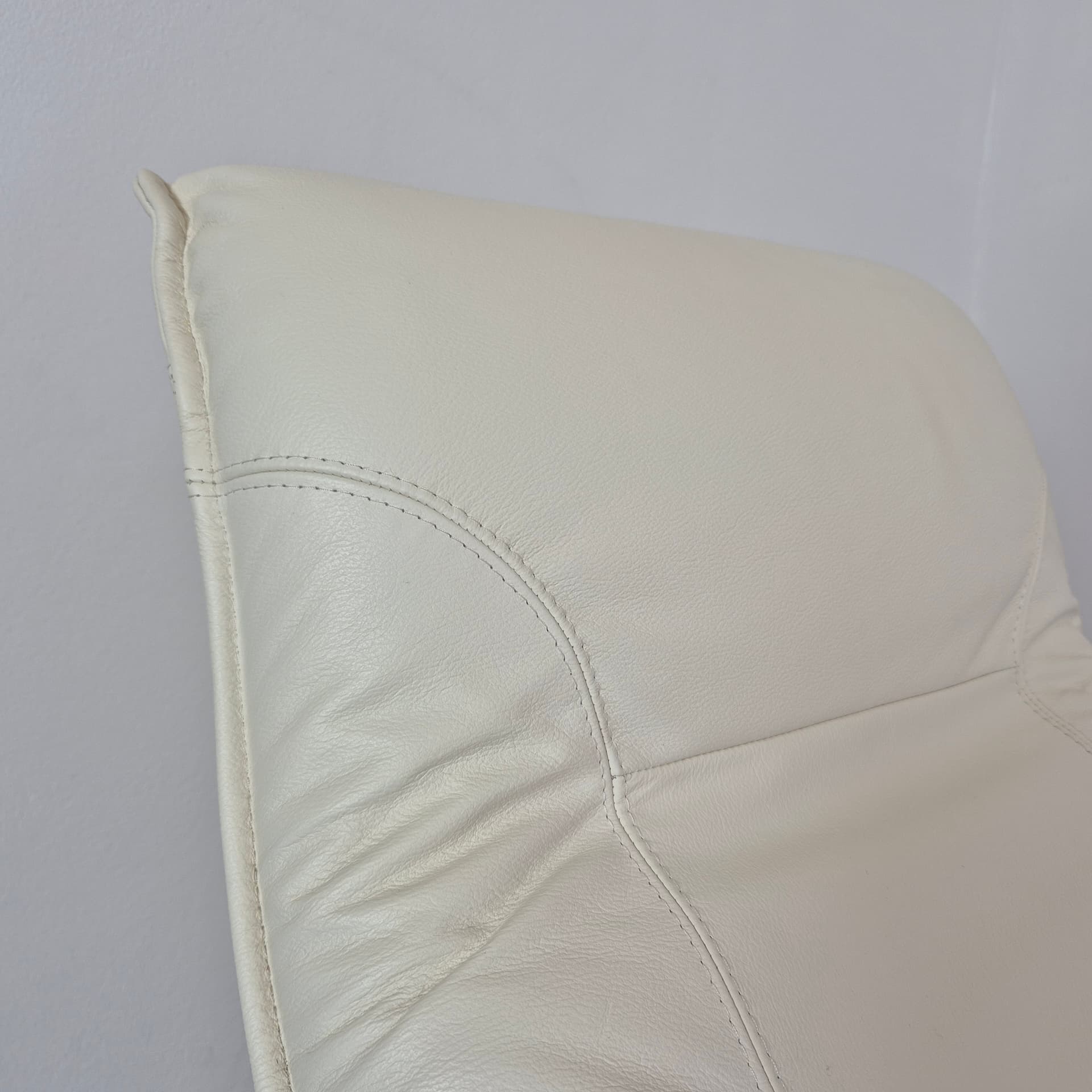 Fotel relaksacyjny, skóra biała, metal szary, Dania, lata 90. - 240006