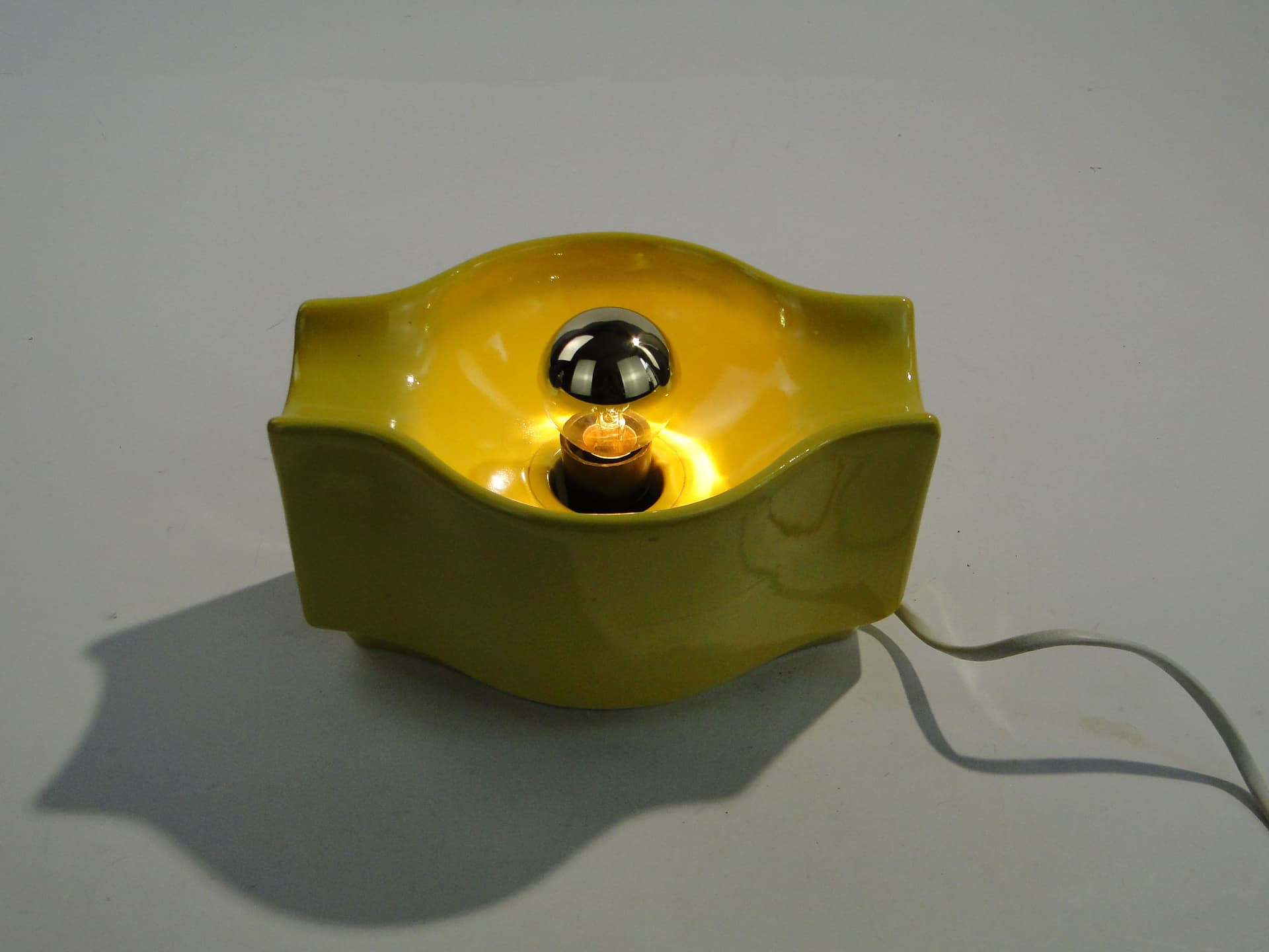 Kinkiet, ceramika żółta, proj. A. Sadulski, Polska, lata 70. - 1769