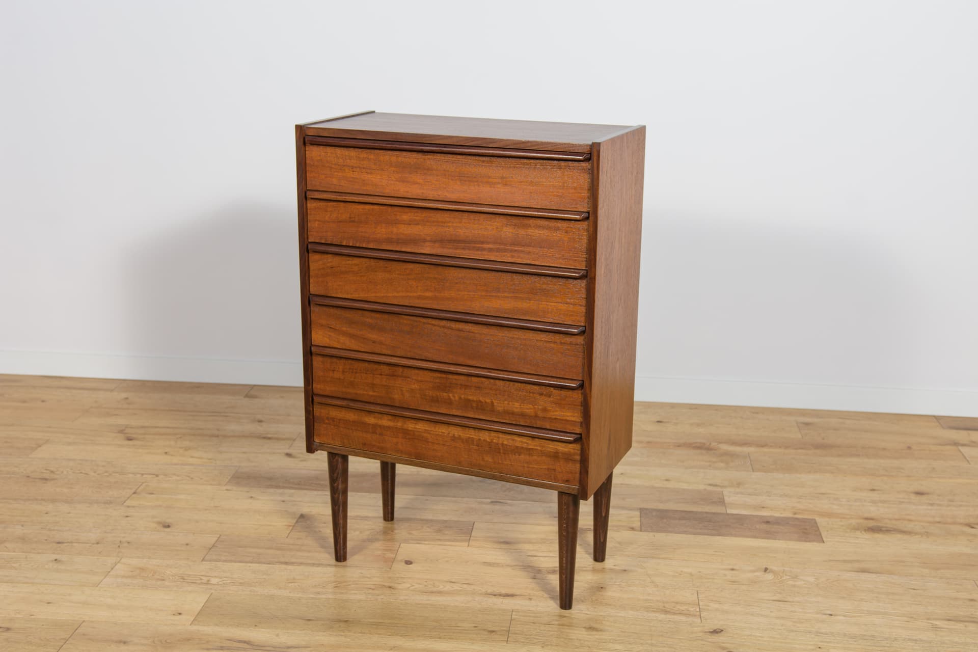 Chest of drawers, brown teak, United Kingdom, 1960s. - 243308