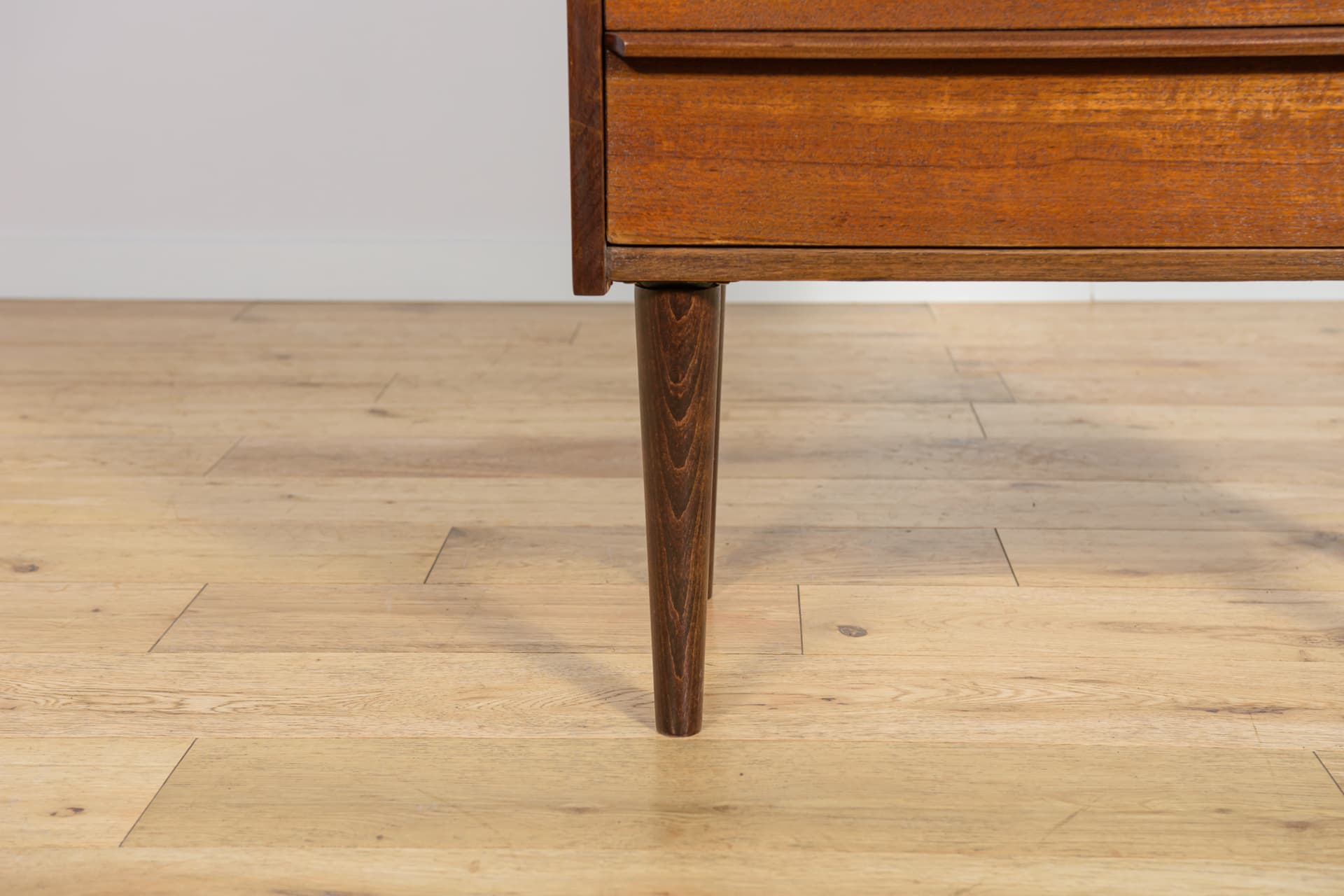 Chest of drawers, brown teak, United Kingdom, 1960s. - 243318