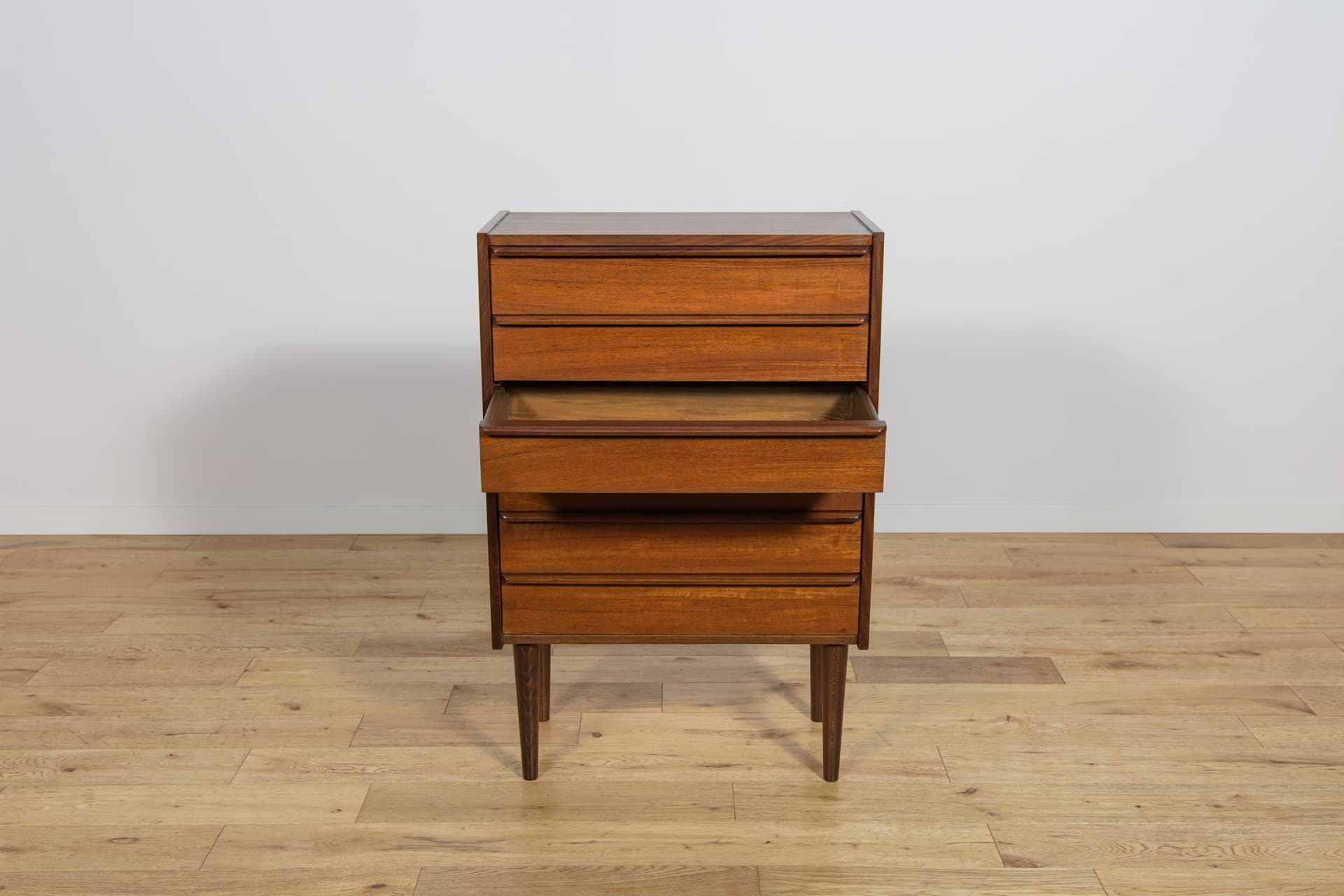 Chest of drawers, brown teak, United Kingdom, 1960s. - 243313