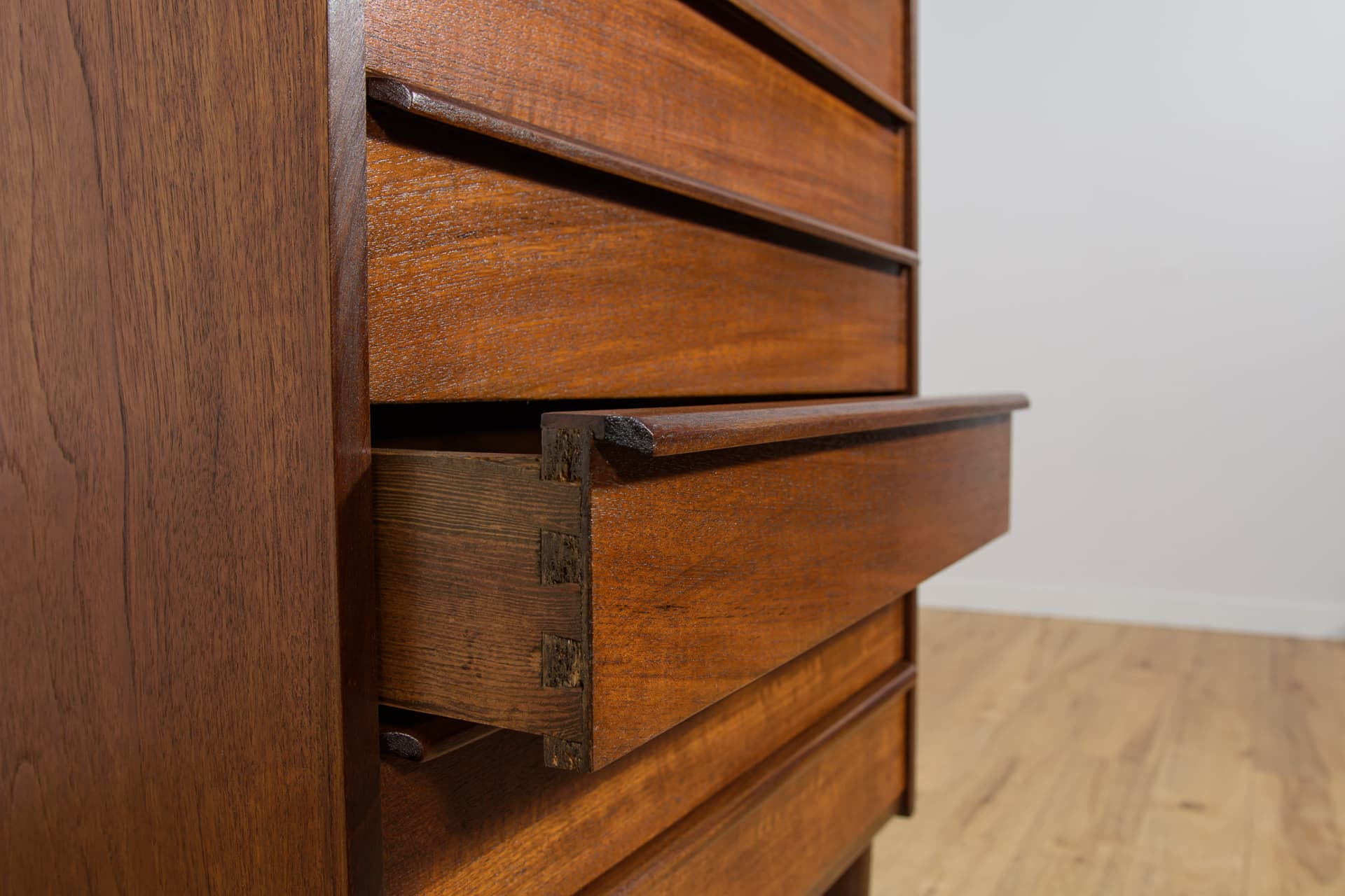 Chest of drawers, brown teak, United Kingdom, 1960s. - 243316