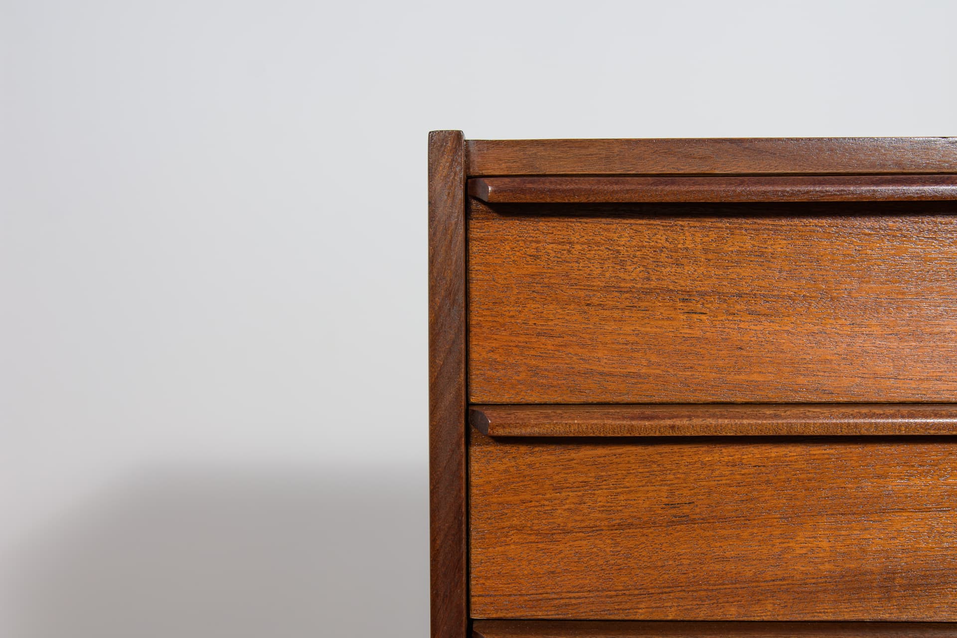 Chest of drawers, brown teak, United Kingdom, 1960s. - 243317