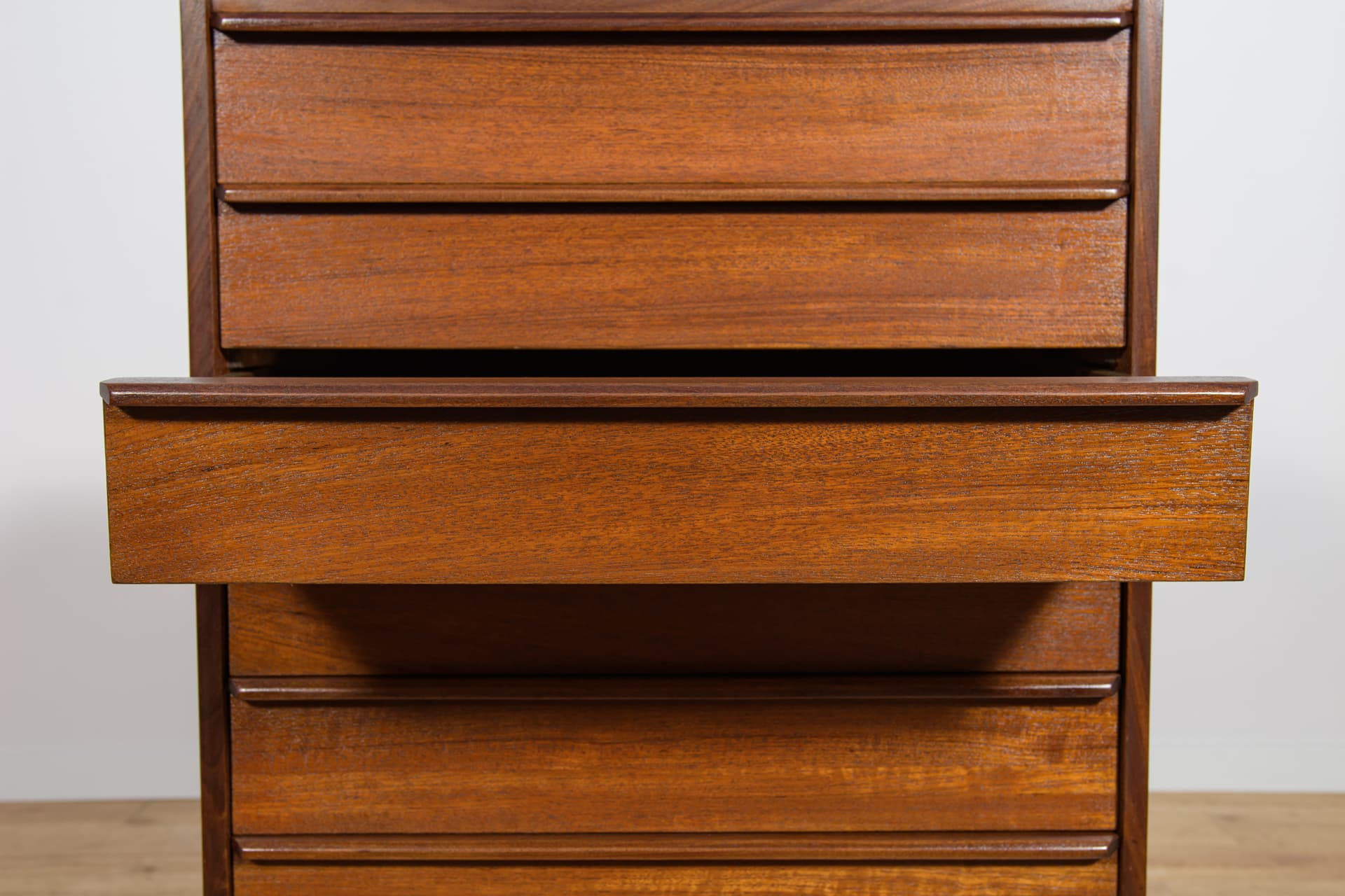 Chest of drawers, brown teak, United Kingdom, 1960s. - 243314