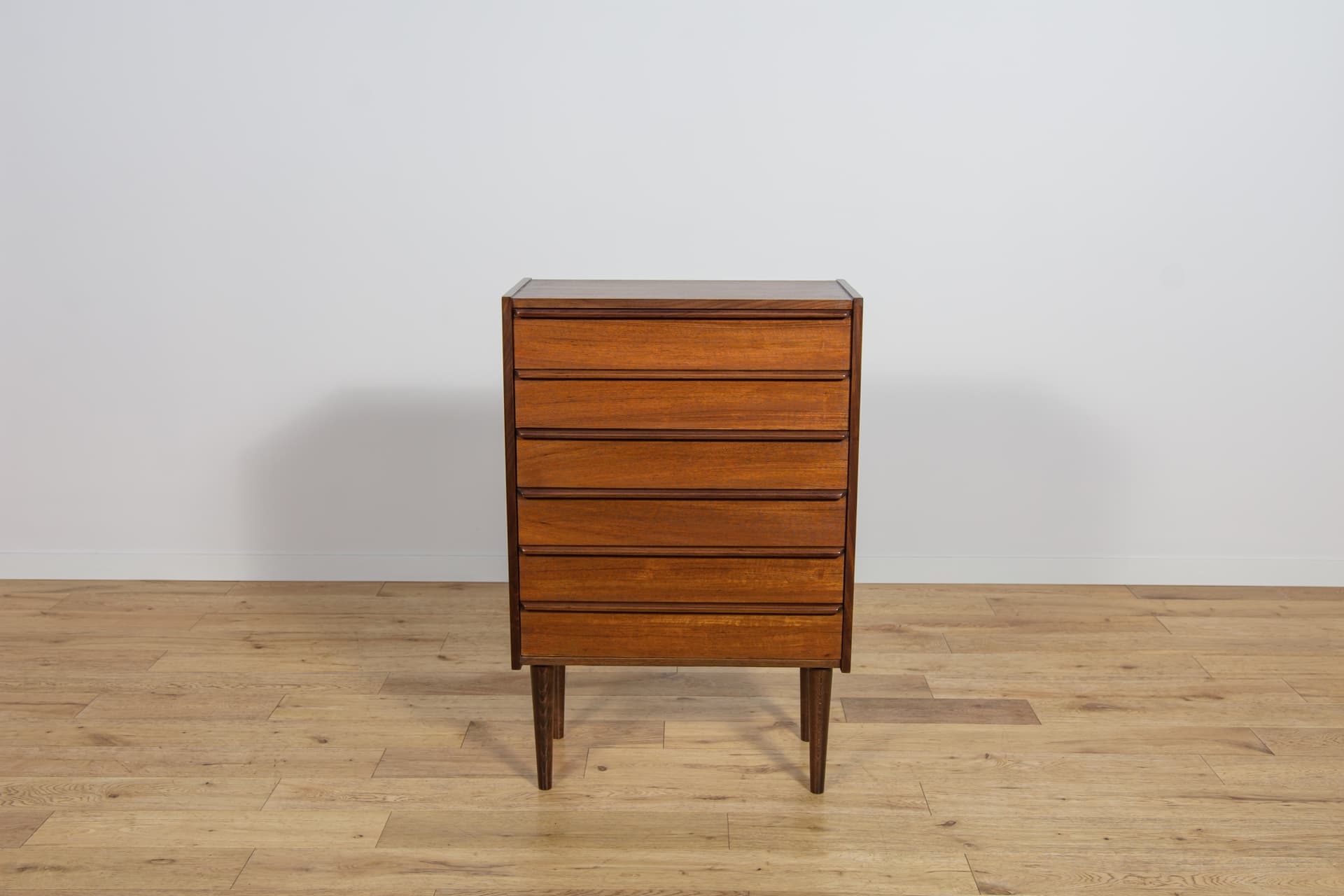 Chest of drawers, brown teak, United Kingdom, 1960s. - 243309