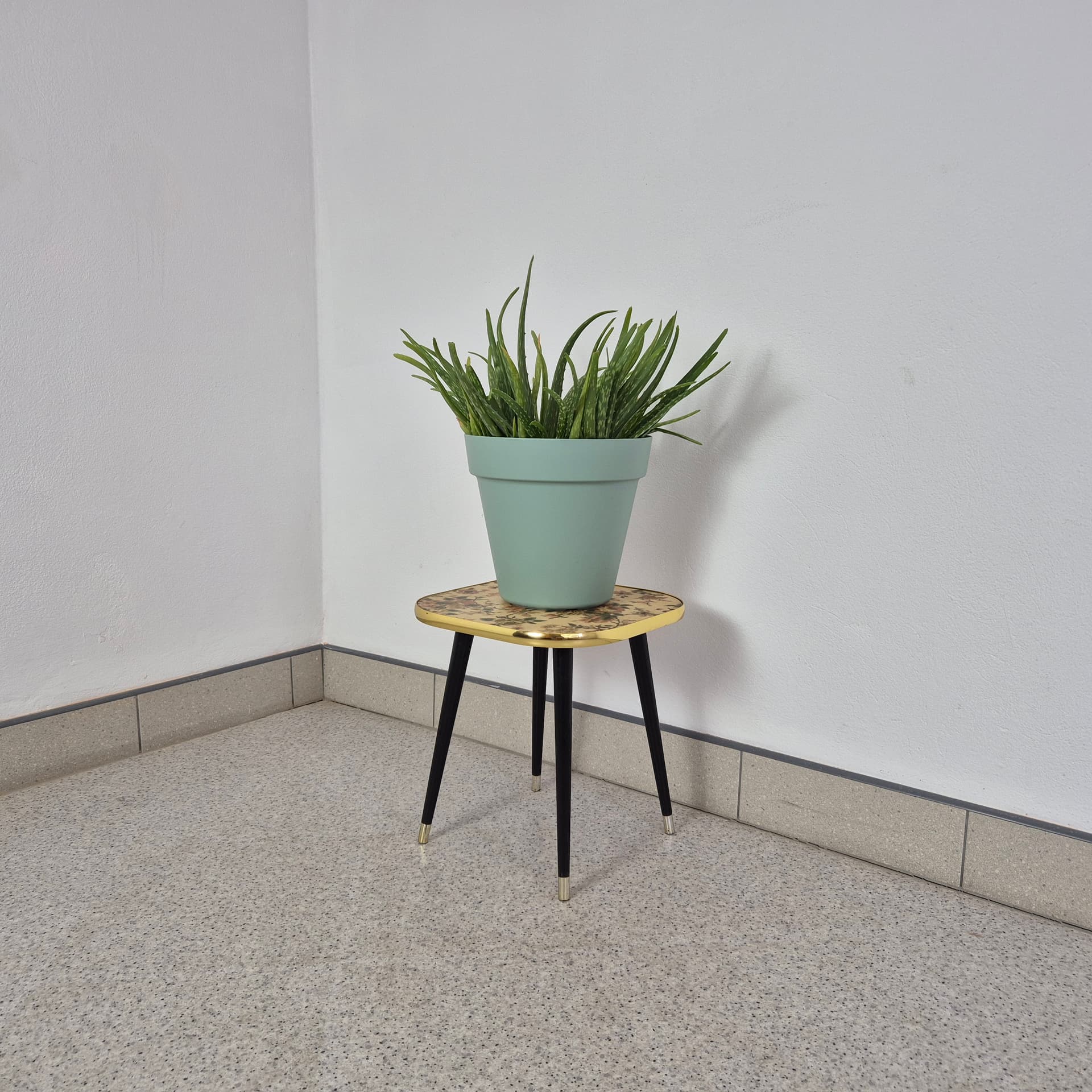 Plant Stand Floral, beige-pink wood, gold metal, by C. Glos Arnold, United Kingdom, 1960s. - 243345