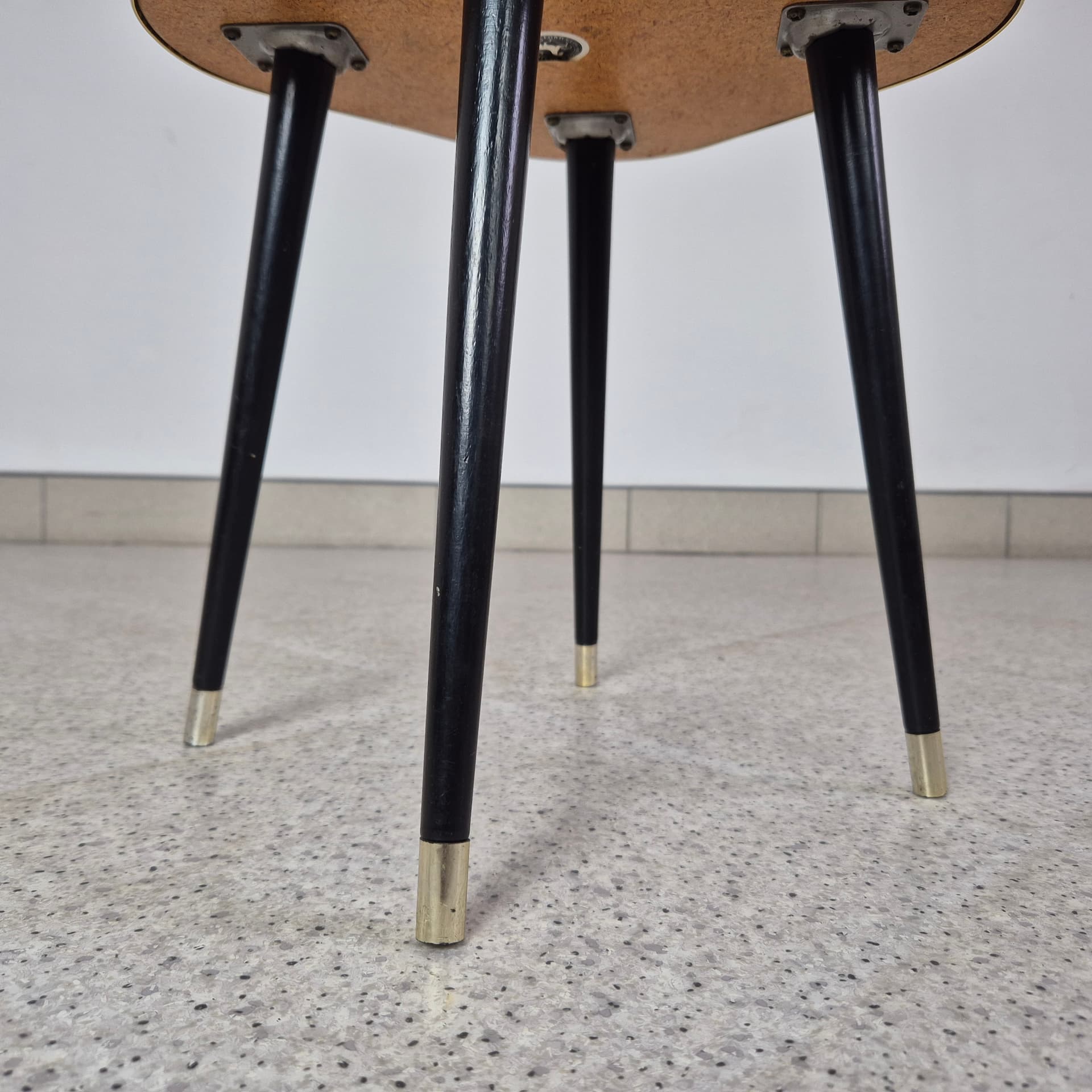 Plant Stand Floral, beige-pink wood, gold metal, by C. Glos Arnold, United Kingdom, 1960s. - 243344