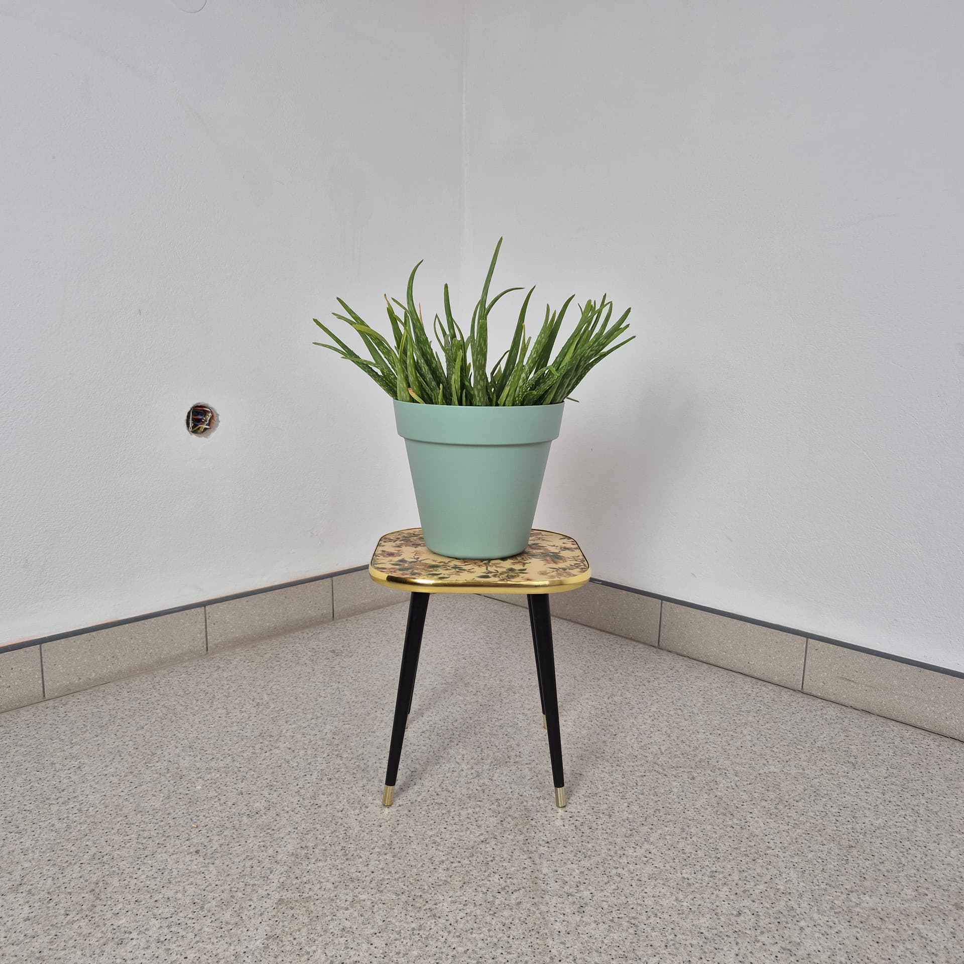 Plant Stand Floral, beige-pink wood, gold metal, by C. Glos Arnold, United Kingdom, 1960s. - 243341