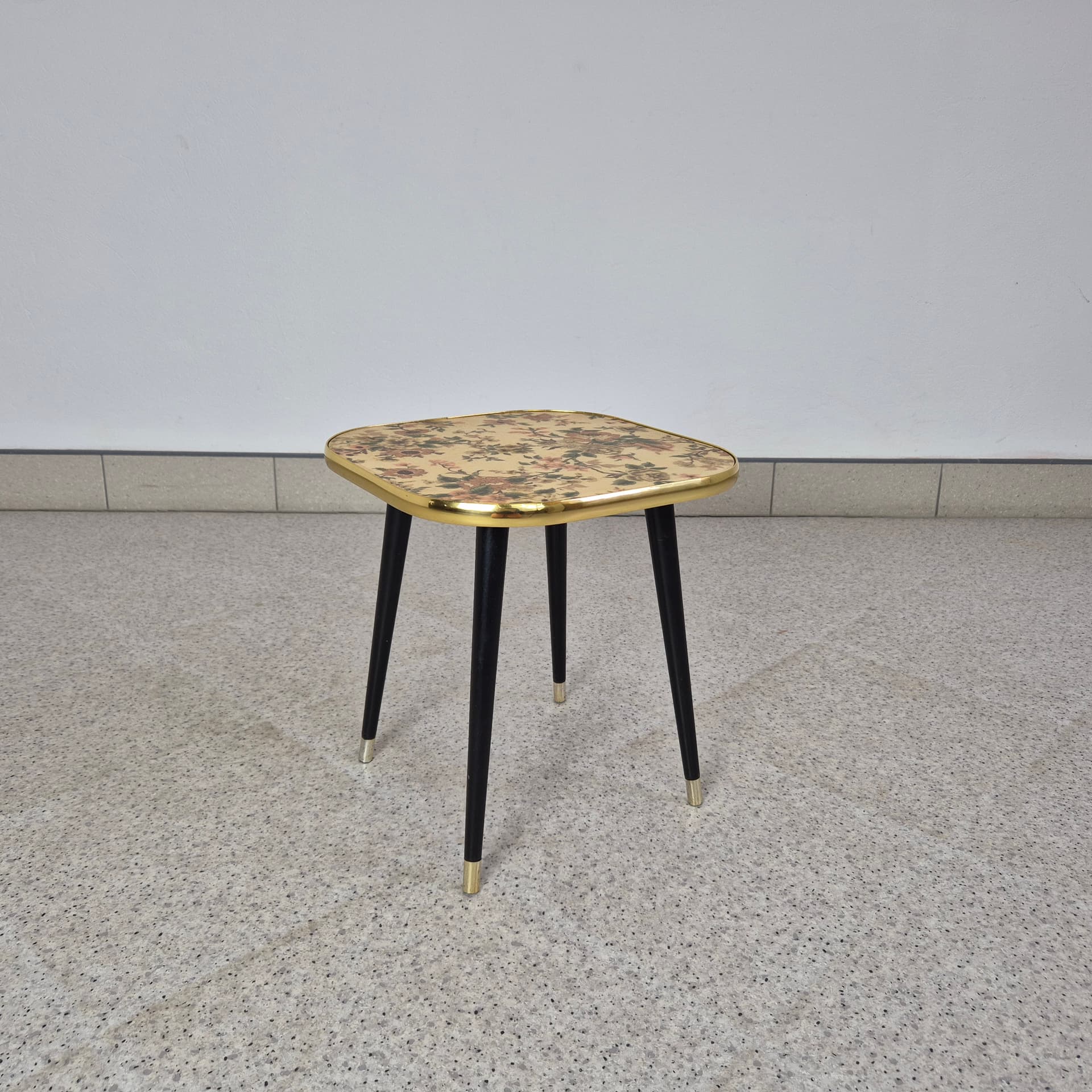 Plant Stand Floral, beige-pink wood, gold metal, by C. Glos Arnold, United Kingdom, 1960s. - 243347