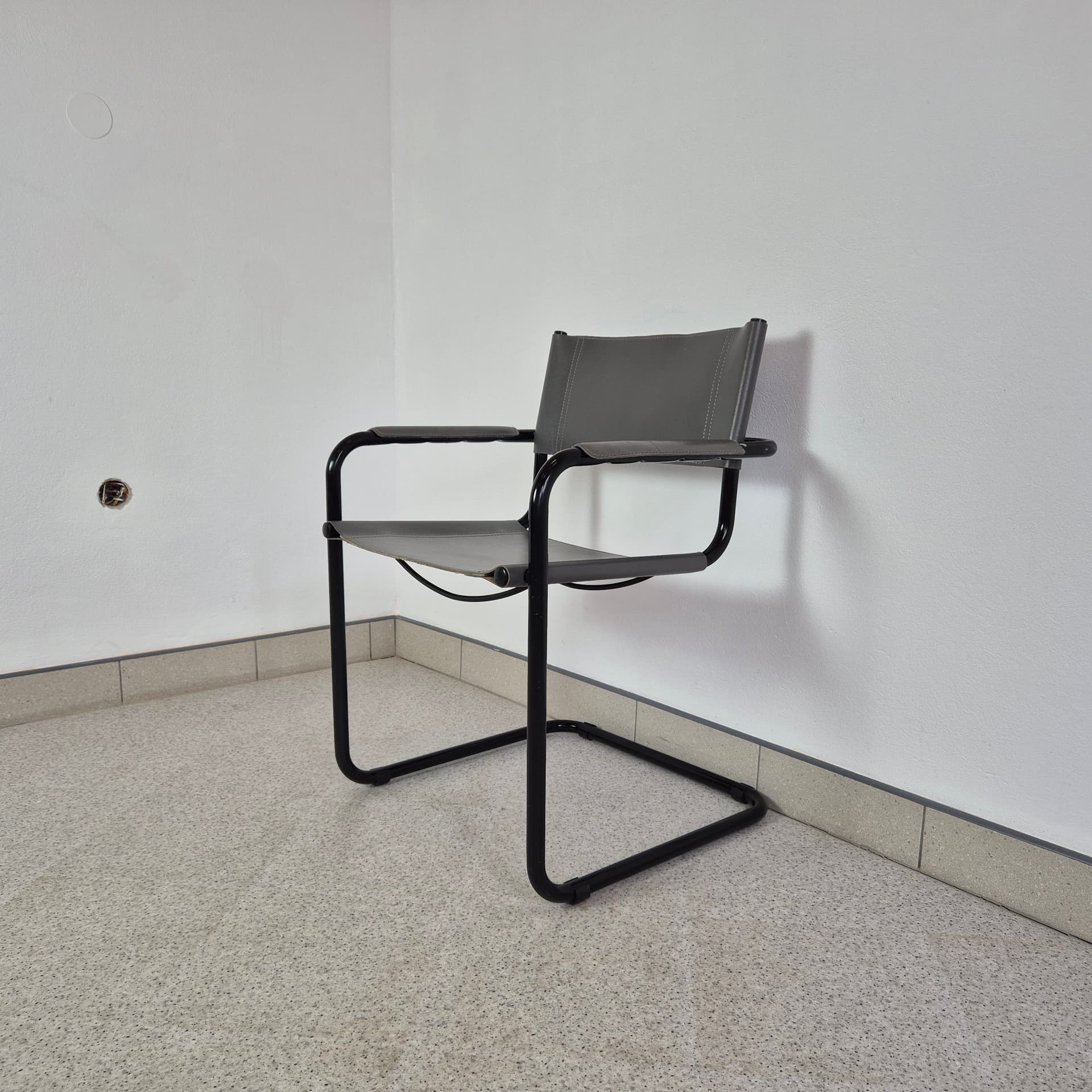 Krzesło nawiązanie do S34, skóra szara, stal czarna, proj. M. Stam, lata 80. - 243351