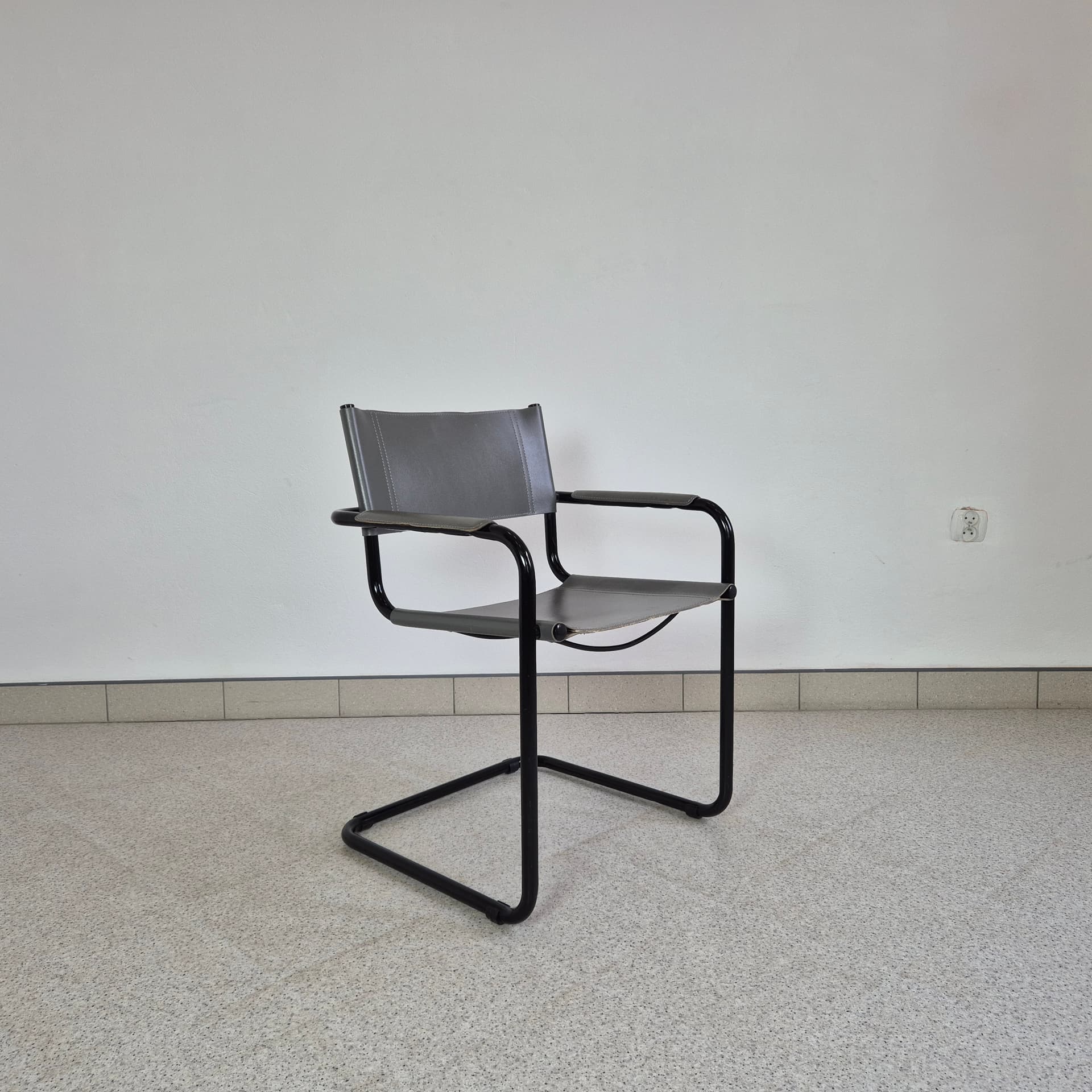 Krzesło nawiązanie do S34, skóra szara, stal czarna, proj. M. Stam, lata 80. - 243350