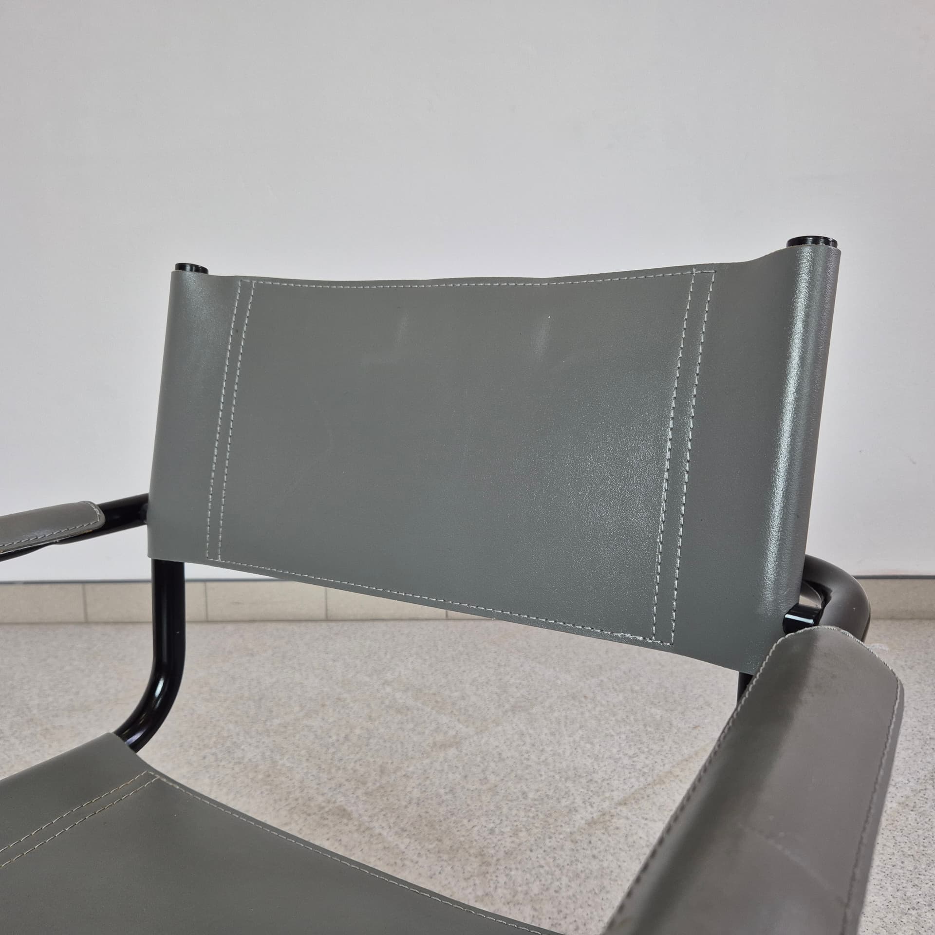 Krzesło nawiązanie do S34, skóra szara, stal czarna, proj. M. Stam, lata 80. - 243355