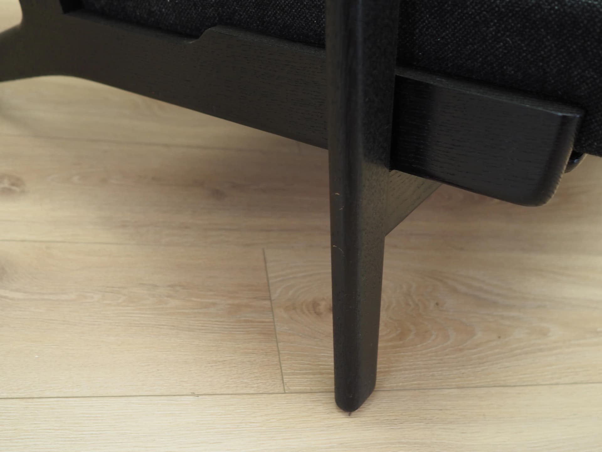 Sofa GE-290, dąb czarny, tkanina czarna, proj. H. J. Wegner, Getama, Dania, lata 60. - 17995