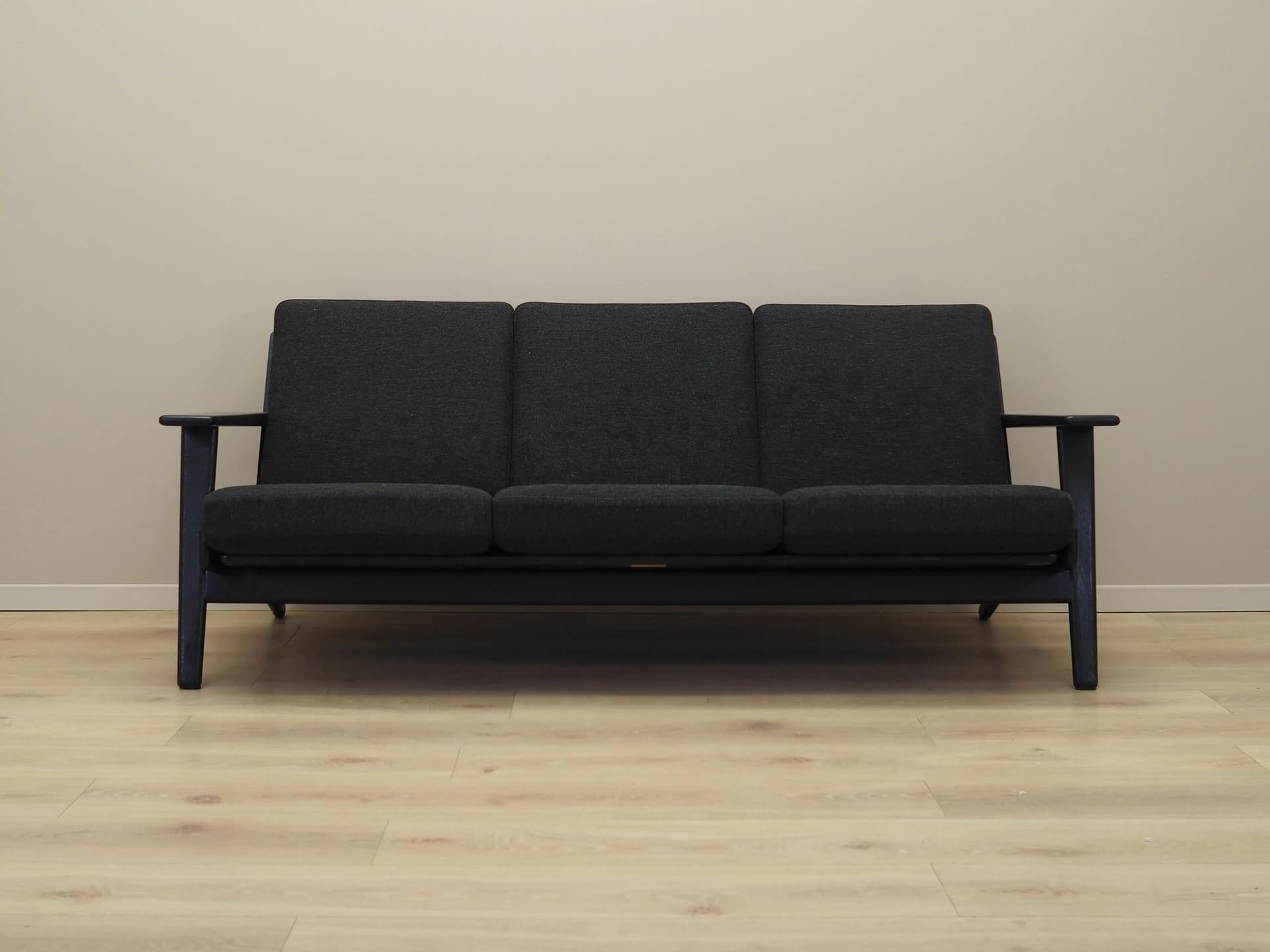 Sofa GE-290, dąb czarny, tkanina czarna, proj. H. J. Wegner, Getama, Dania, lata 60. - 17993