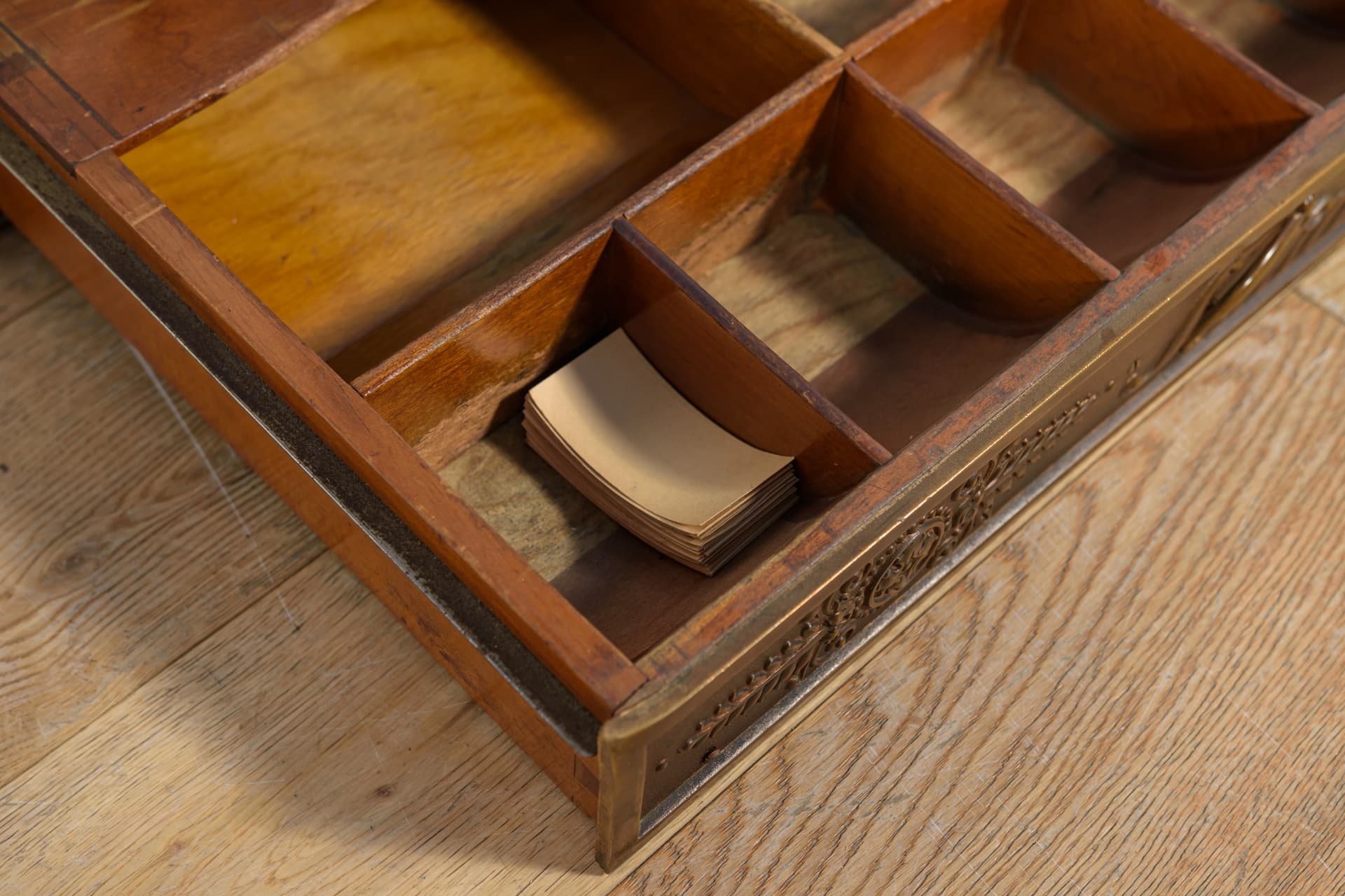 Kasa fiskalna, Art Nouveau, mosiądz złoty, USA, XIX w. - 244183