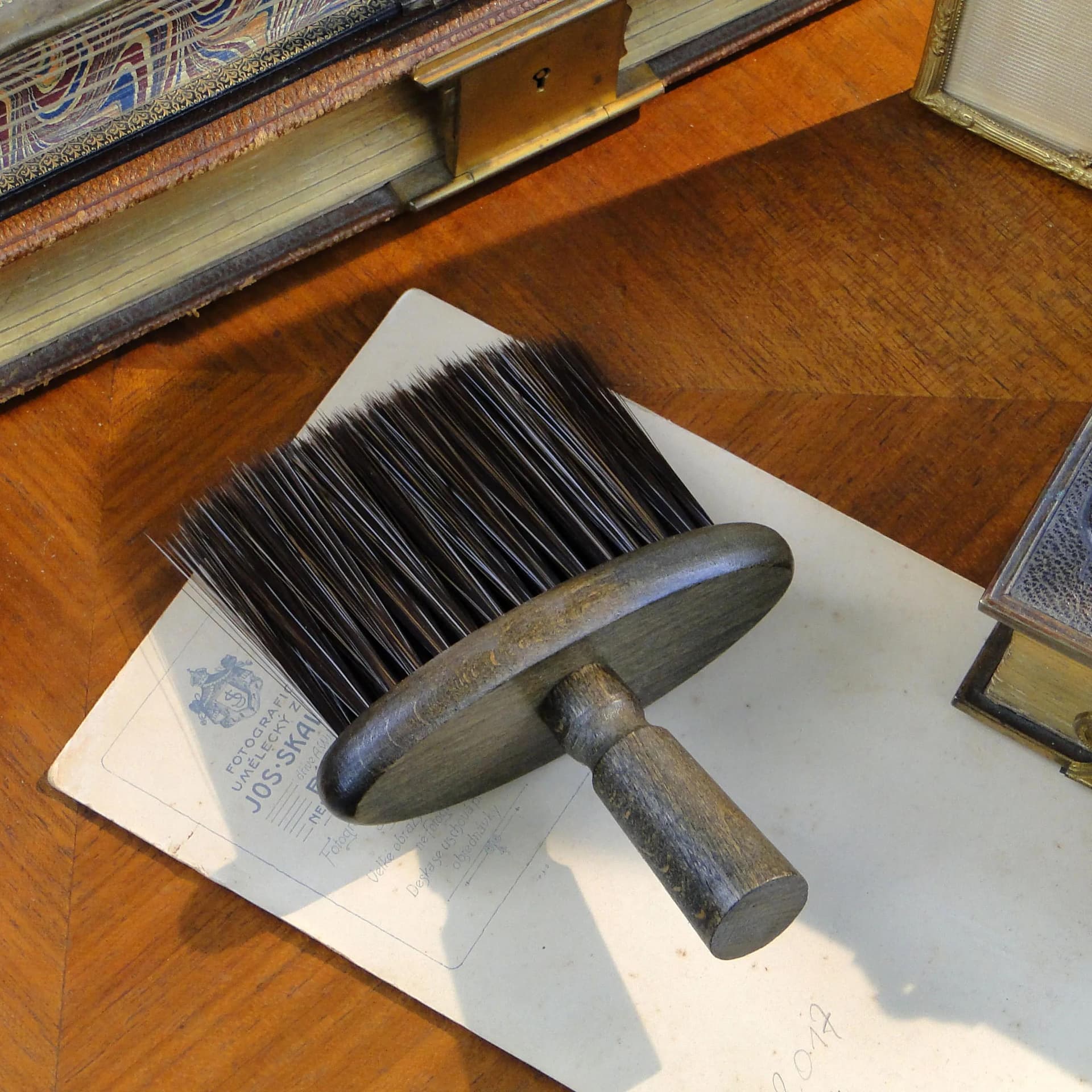 Miotełka do okruchów, ciemny brąz, drewno akacja, Polska, lata 20. - 18049