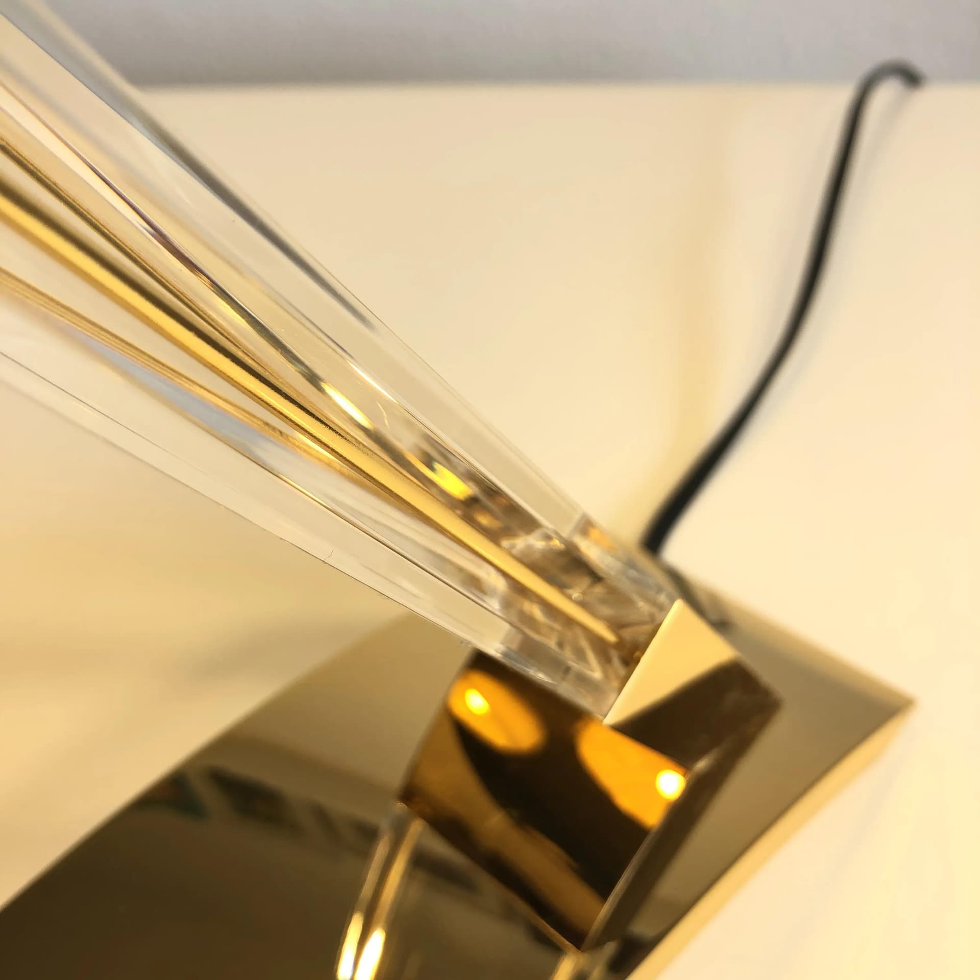 Lampa biurkowa, złoty, mosiądz akryl, Hiszpania, lata 80. - 18211