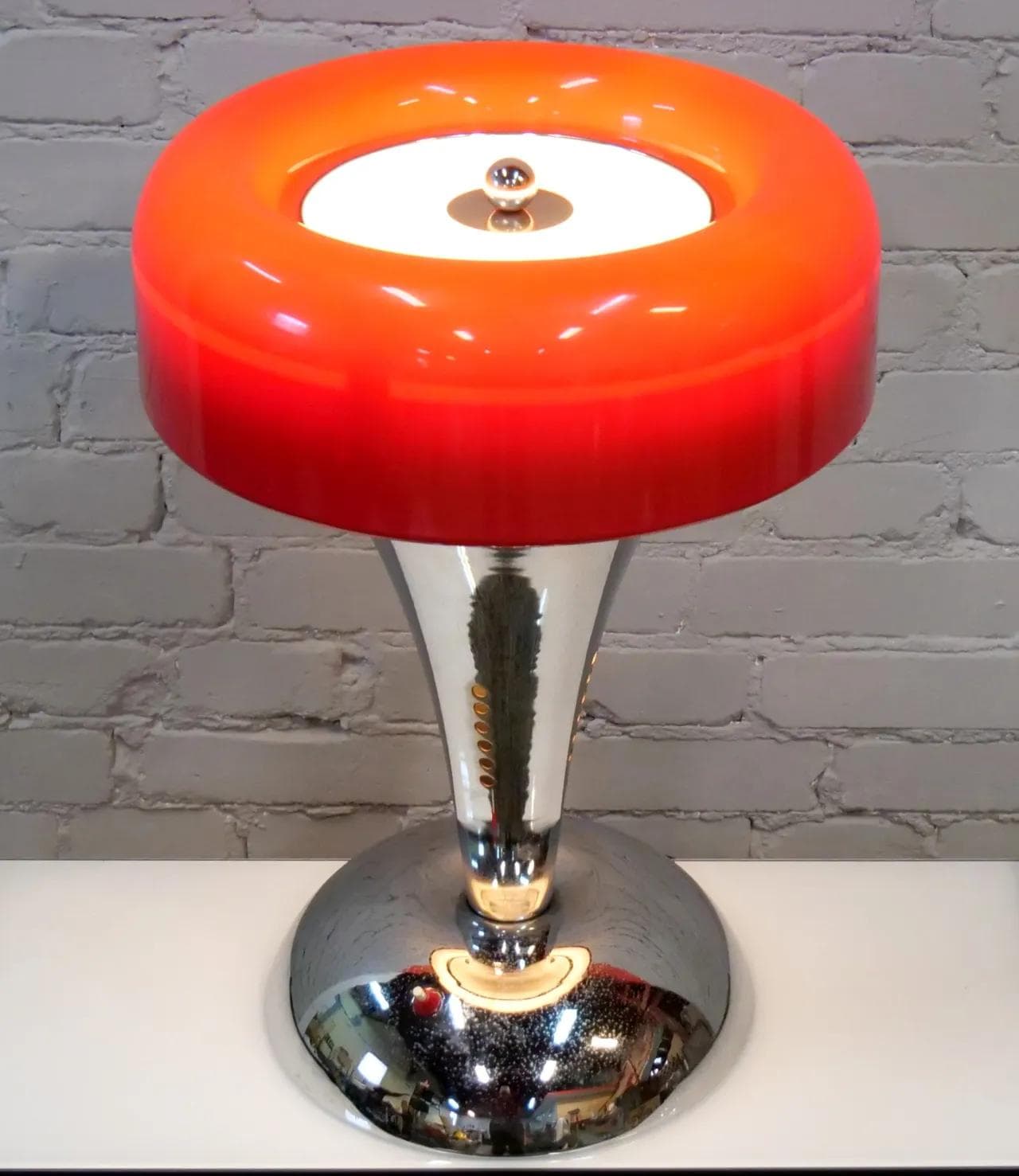 Lampa stołowa Space Era, akryl czerwony, stal chromowana, Węgry, lata 60. - 18518