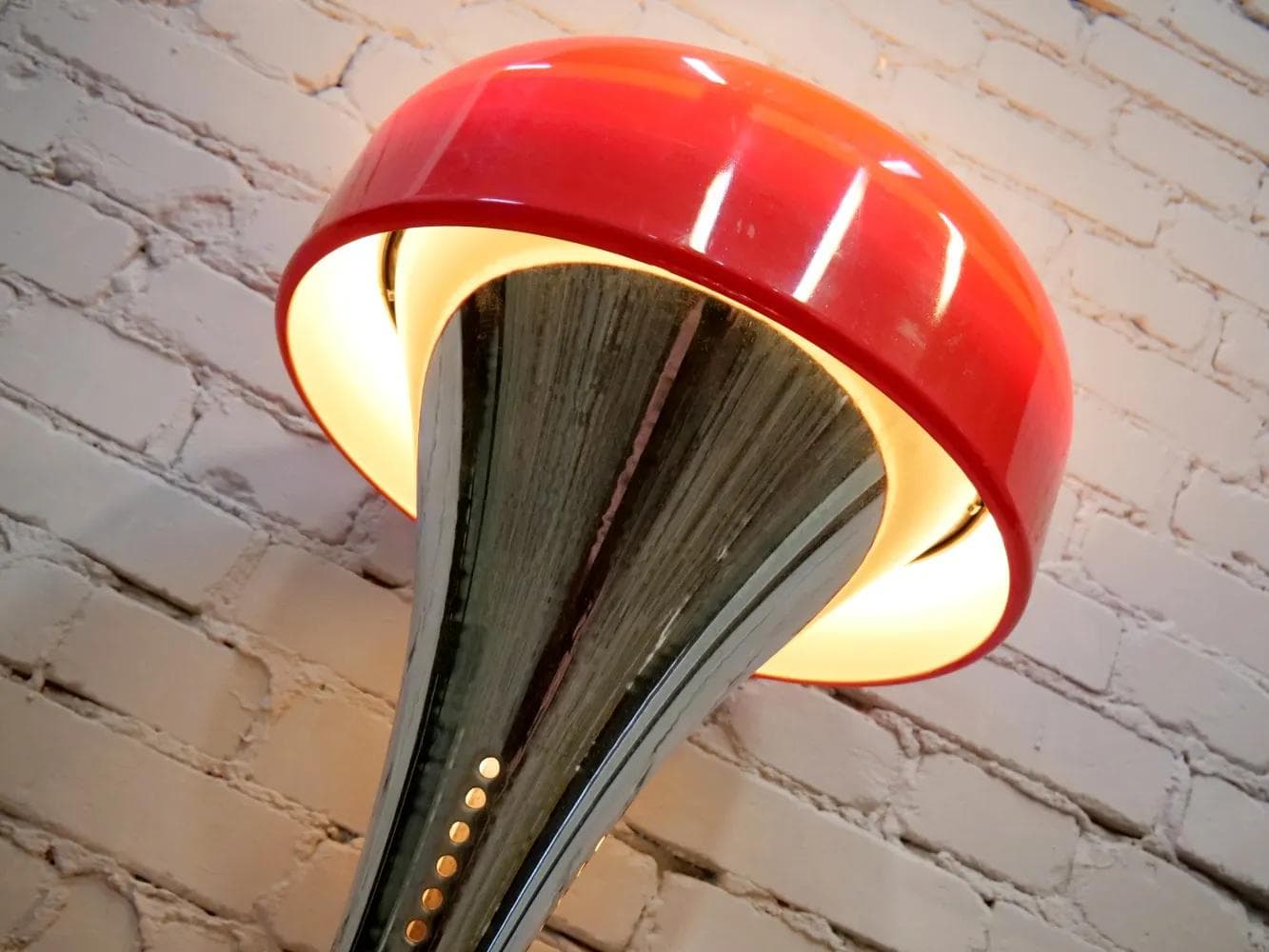 Lampa stołowa Space Era, akryl czerwony, stal chromowana, Węgry, lata 60. - 18524