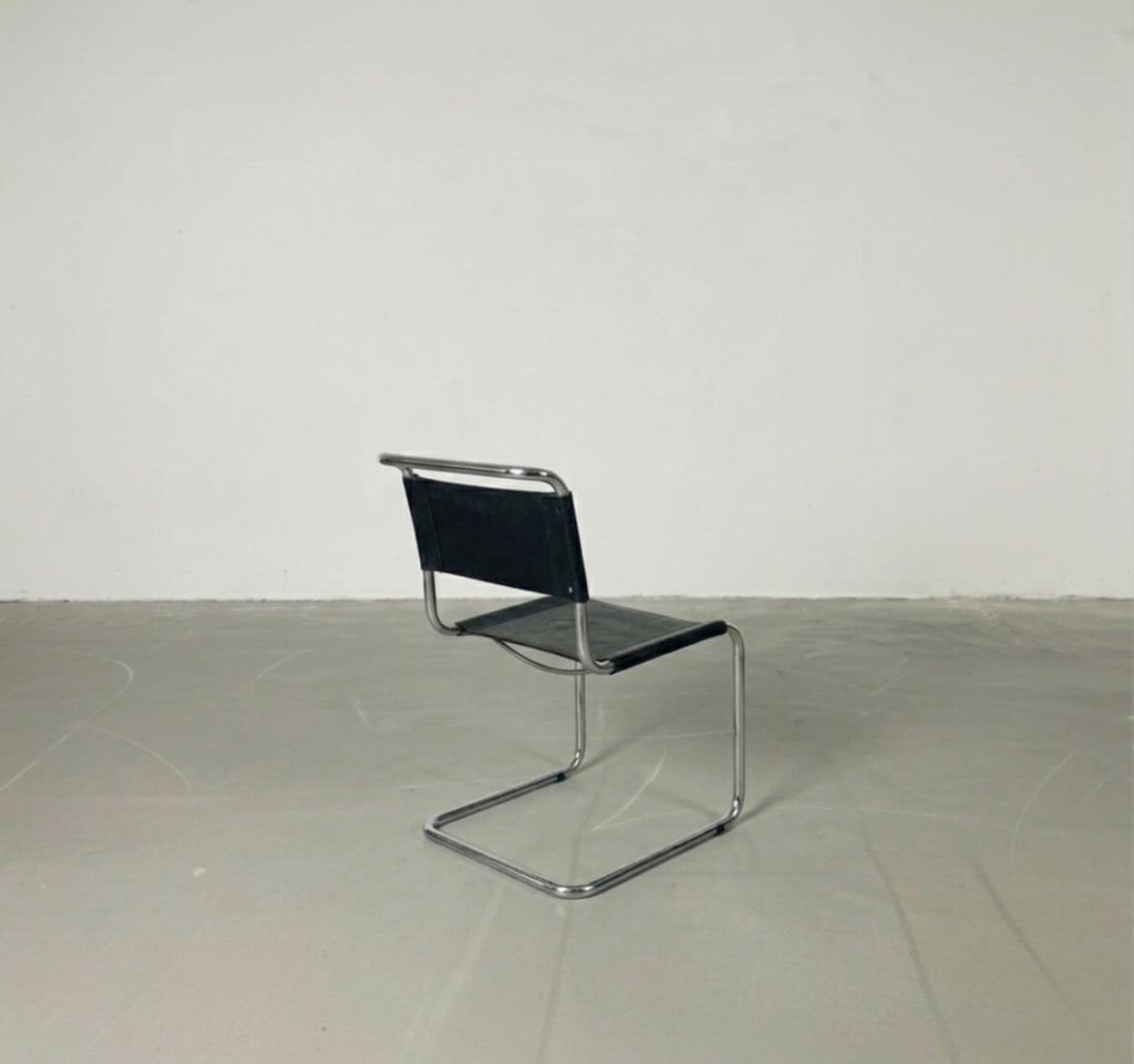 Krzesło z giętej stali wg proj. S33, M. Stam, czarne, skóra naturalna - 261494