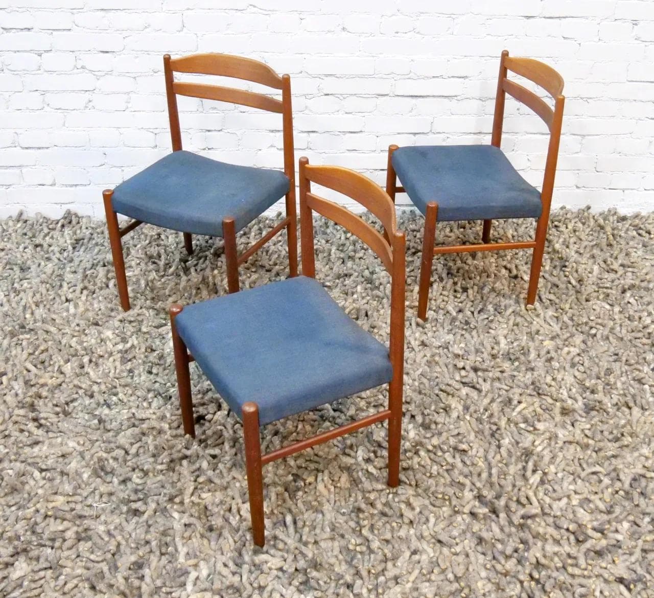 Komplet trzech krzeseł, teak brązowy, proj. C. Ekström, A. Johansson & S. Hyssna, Szwecja, lata 70. - 18496