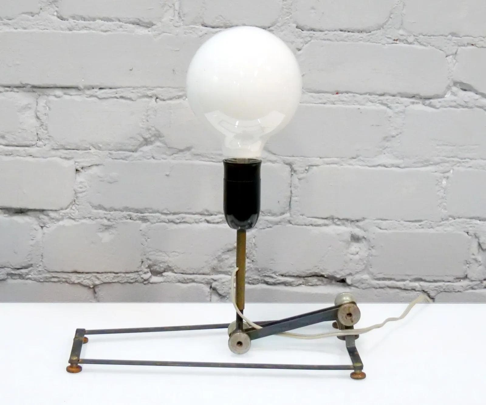 Lampa stołowa industrialna, czarny bakelit, metal, mosiądz, Polska, lata 40. - 18750