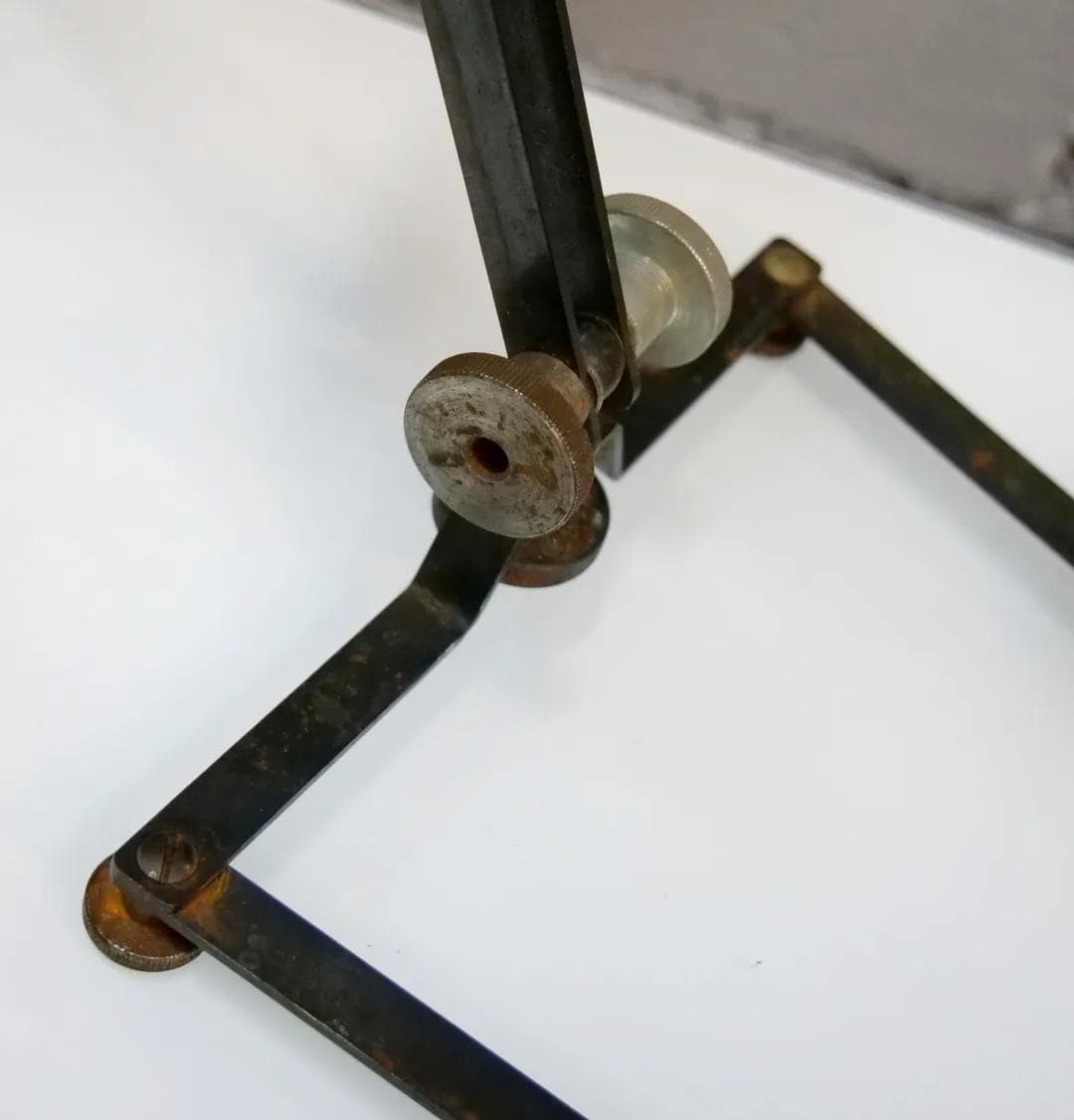 Lampa stołowa industrialna, czarny bakelit, metal, mosiądz, Polska, lata 40. - 18748