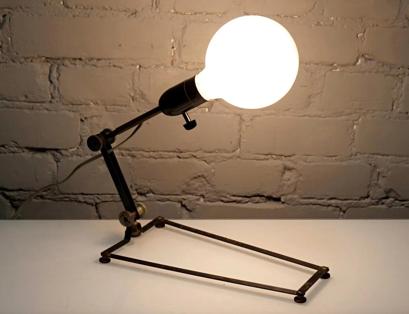 Lampa stołowa industrialna, czarny bakelit, metal, mosiądz, Polska, lata 40. - 18749