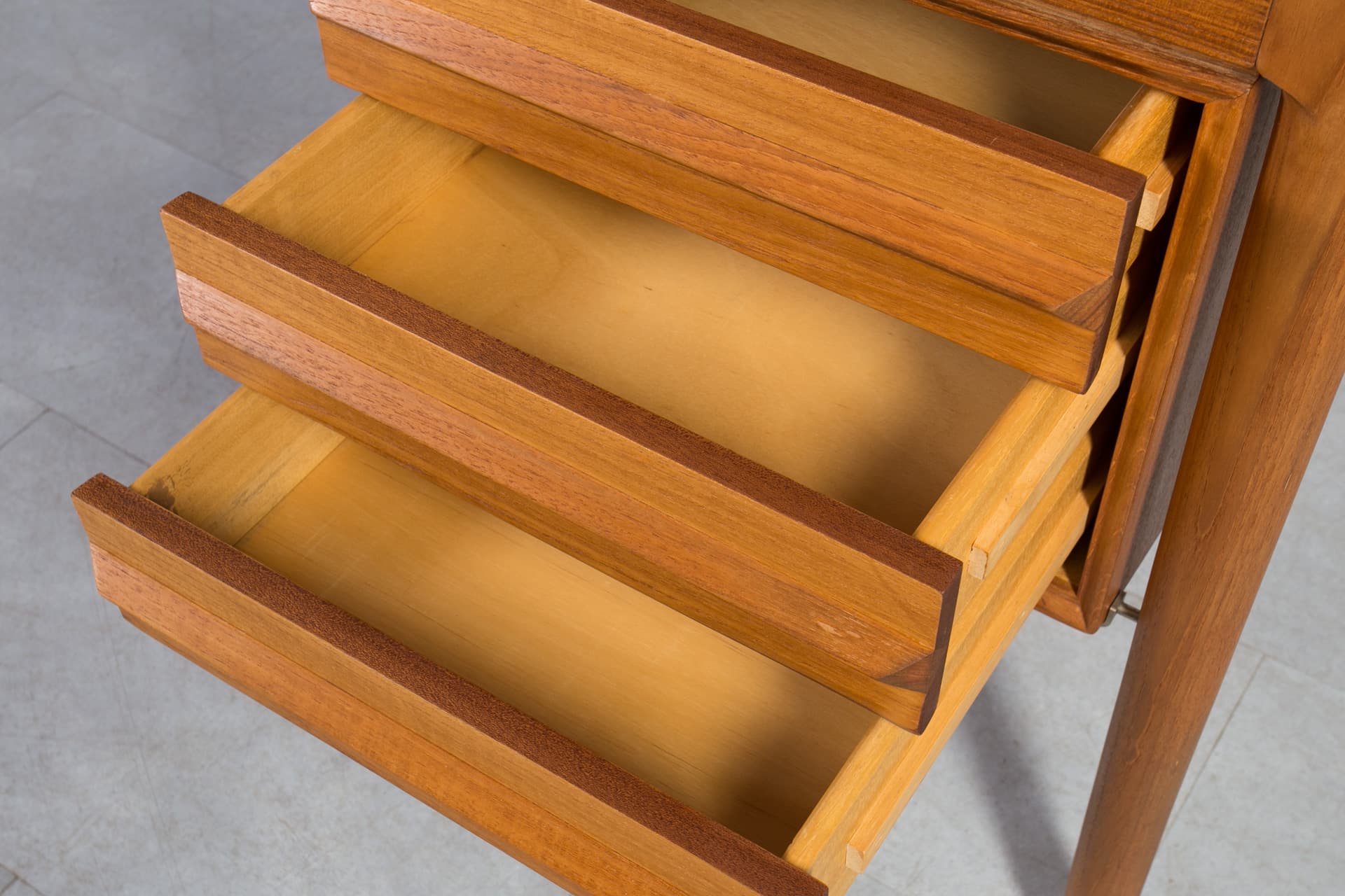 Biurko Mid-Century Modern, teak brązowy jasny, proj. T. Afdal, Bruksbo, Norwegia, lata 60. - 1908