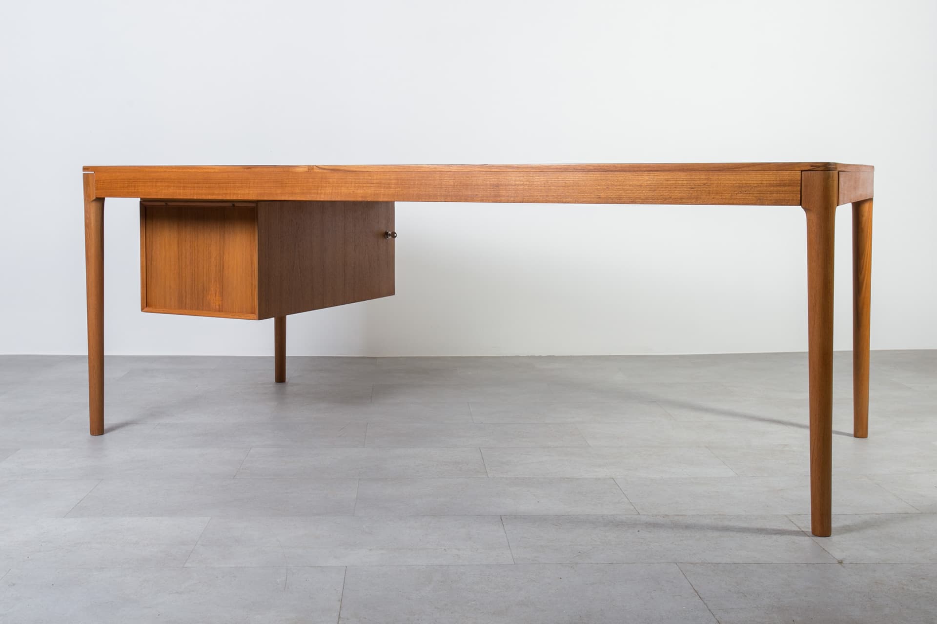 Biurko Mid-Century Modern, teak brązowy jasny, proj. T. Afdal, Bruksbo, Norwegia, lata 60. - 1906