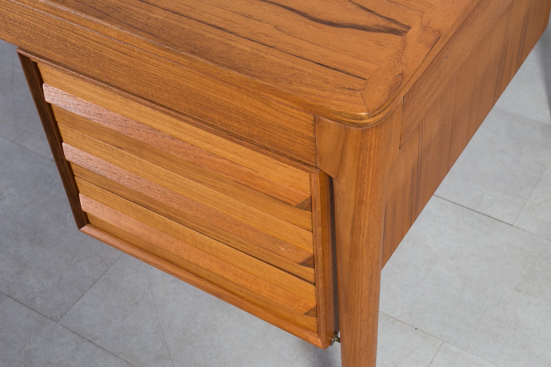 Biurko Mid-Century Modern, teak brązowy jasny, proj. T. Afdal, Bruksbo, Norwegia, lata 60. - 1905