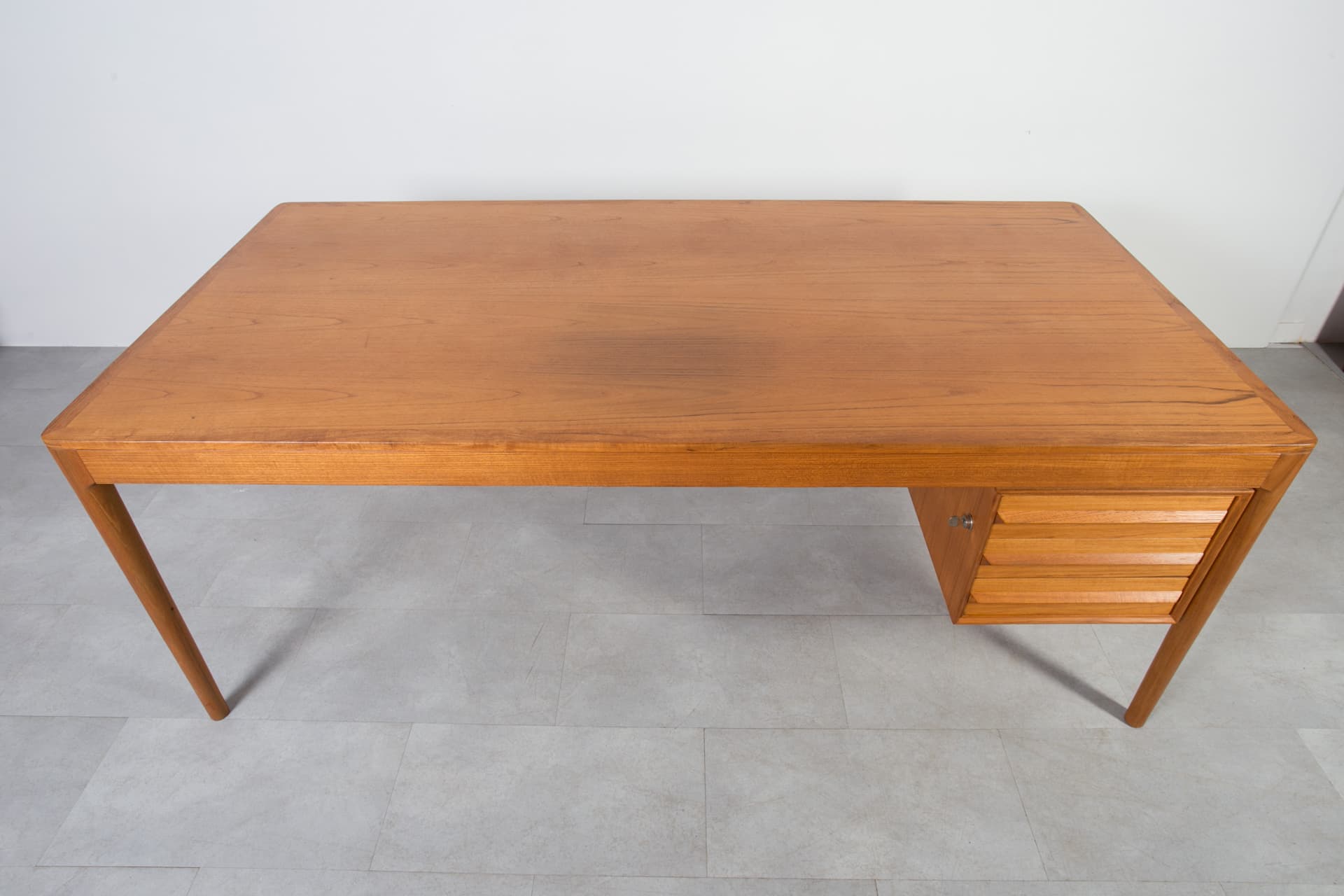 Biurko Mid-Century Modern, teak brązowy jasny, proj. T. Afdal, Bruksbo, Norwegia, lata 60. - 1900