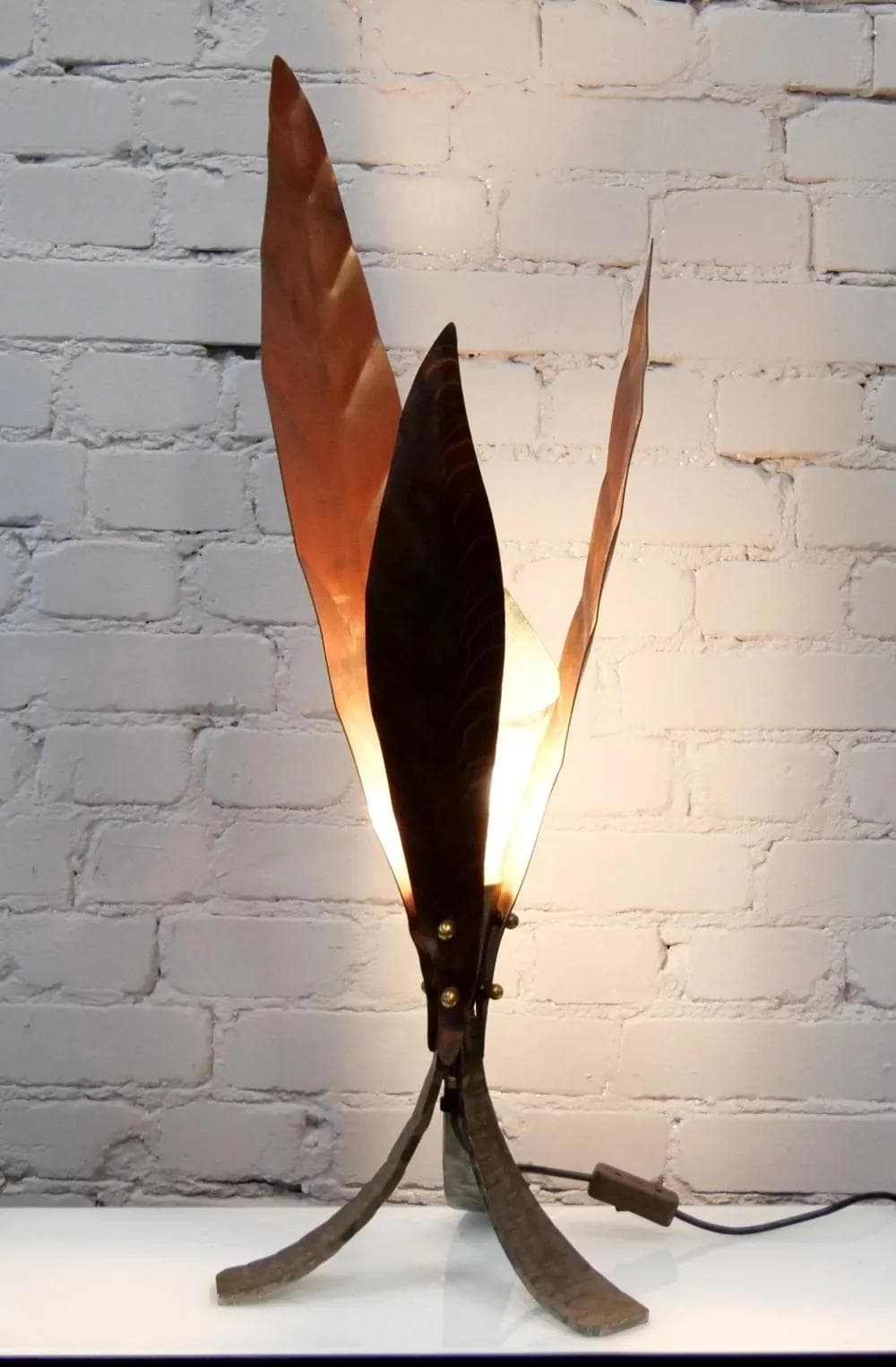 Lampa stołowa brutalistyczna, miedź kuty stal, proj. F. Zavarise, Włochy, lata 90. - 18732