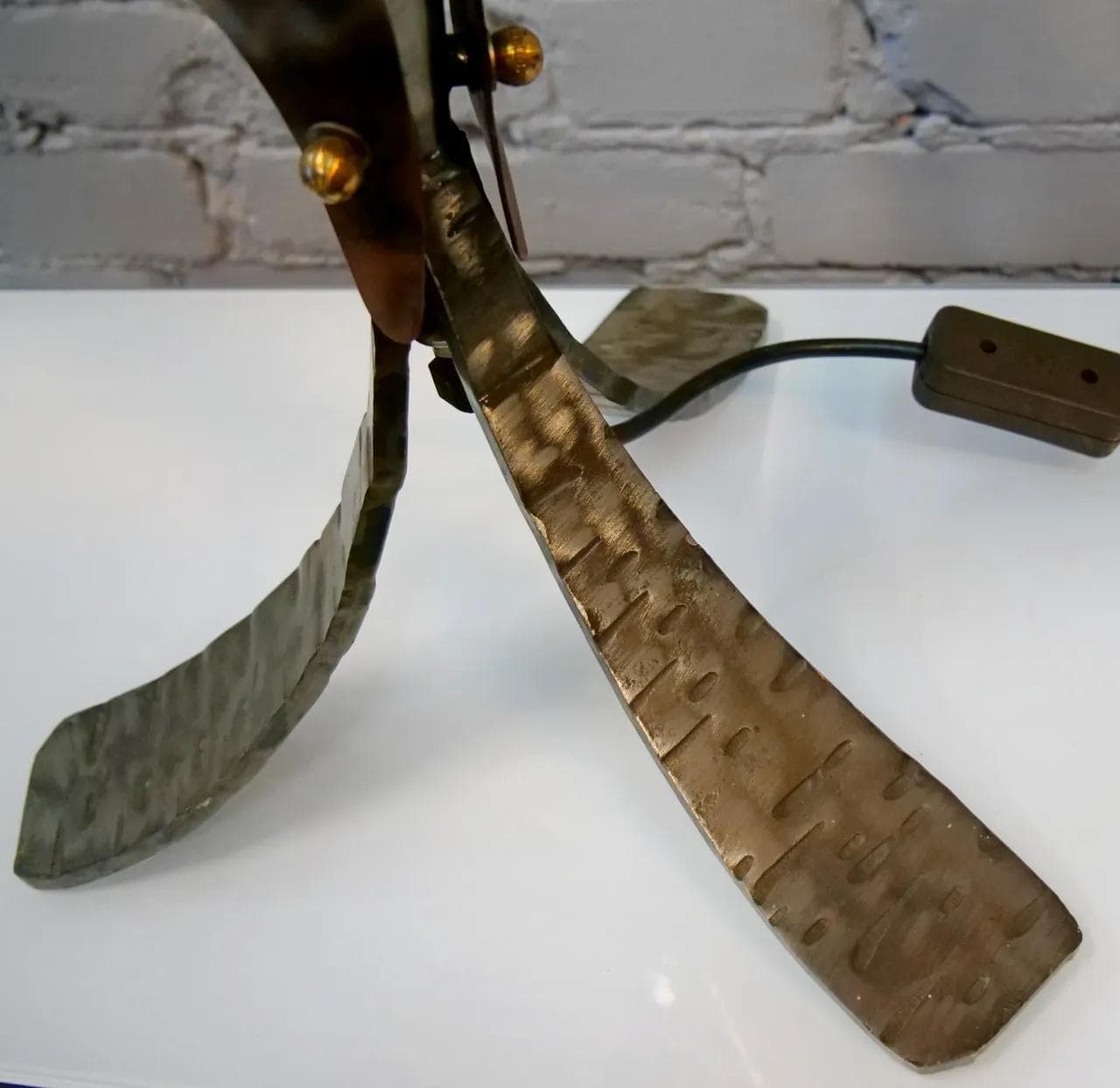 Lampa stołowa brutalistyczna, miedź kuty stal, proj. F. Zavarise, Włochy, lata 90. - 18731