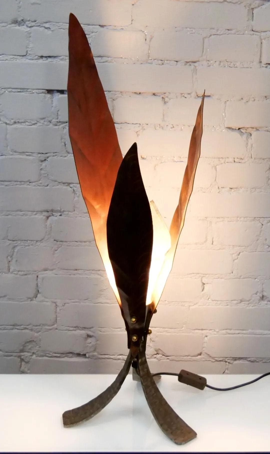 Lampa stołowa brutalistyczna, miedź kuty stal, proj. F. Zavarise, Włochy, lata 90. - 18727