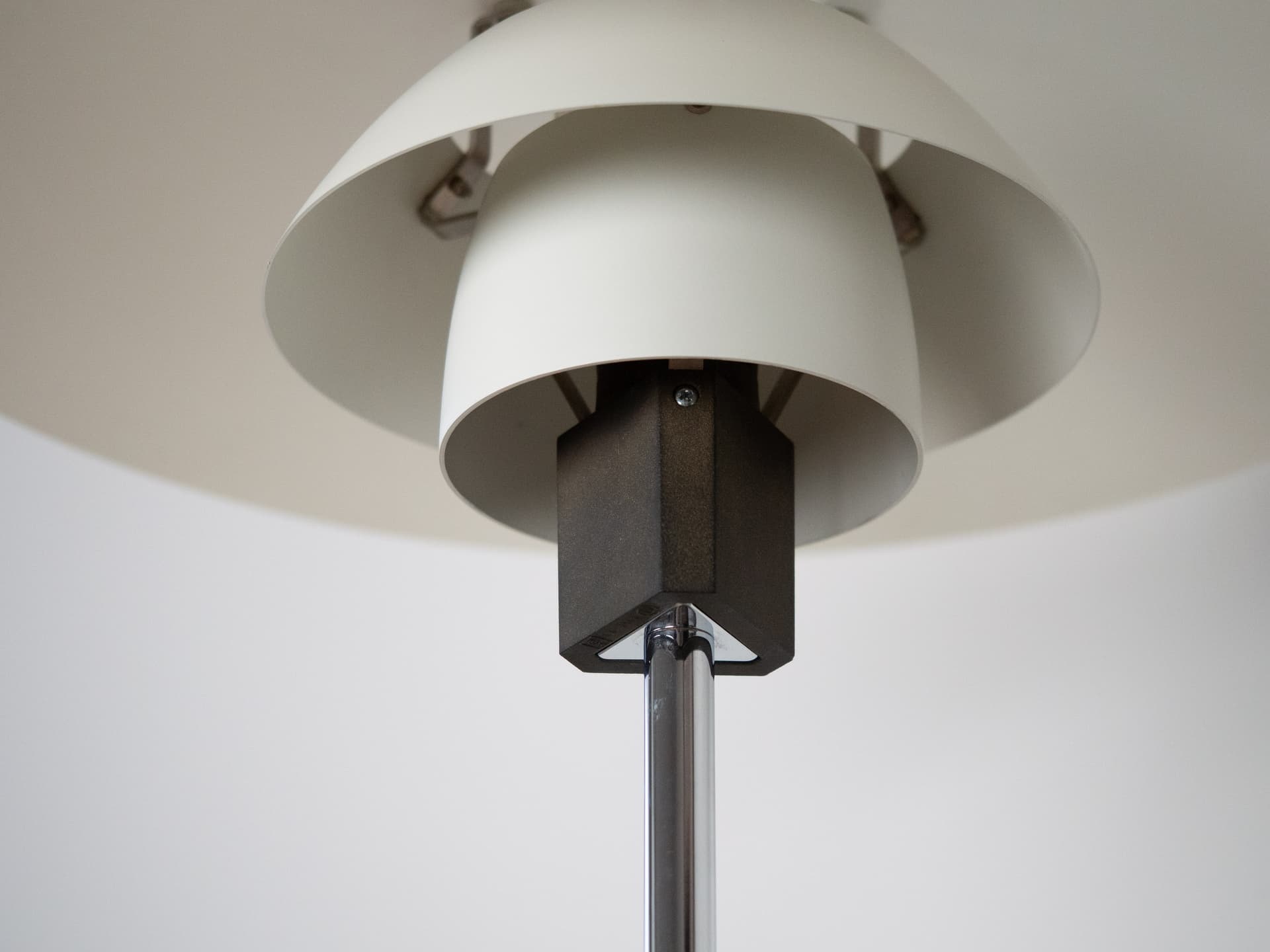 Lampa stołowa PH 4/3, metal biały, proj. P. Henningsen, Louis Poulsen, Dania, lata 70. - 255275
