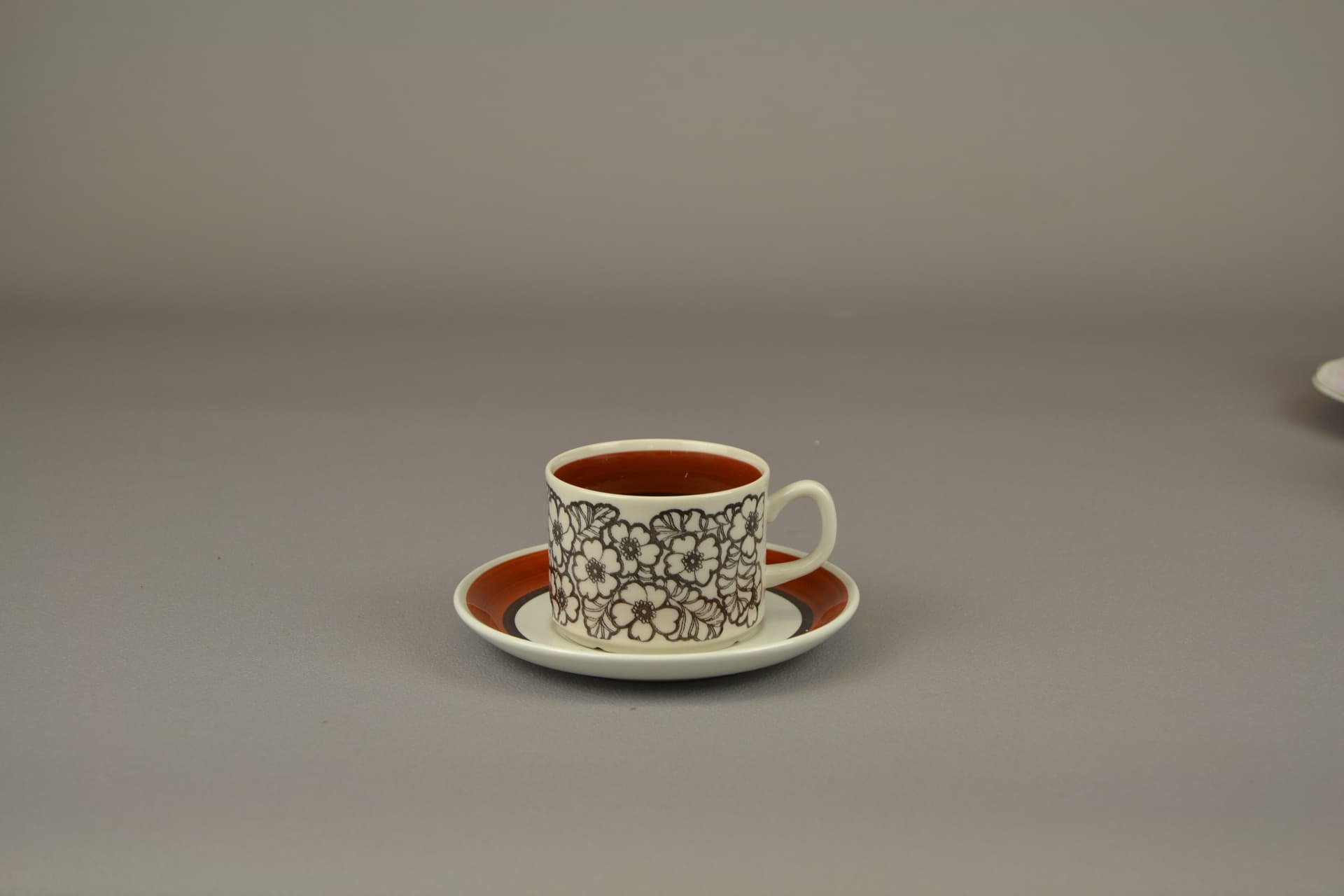 Filiżanka ze spodkiem Agneta, ceramika biała, proj. H. Ringström, Szwecja, lata 70. - 79346