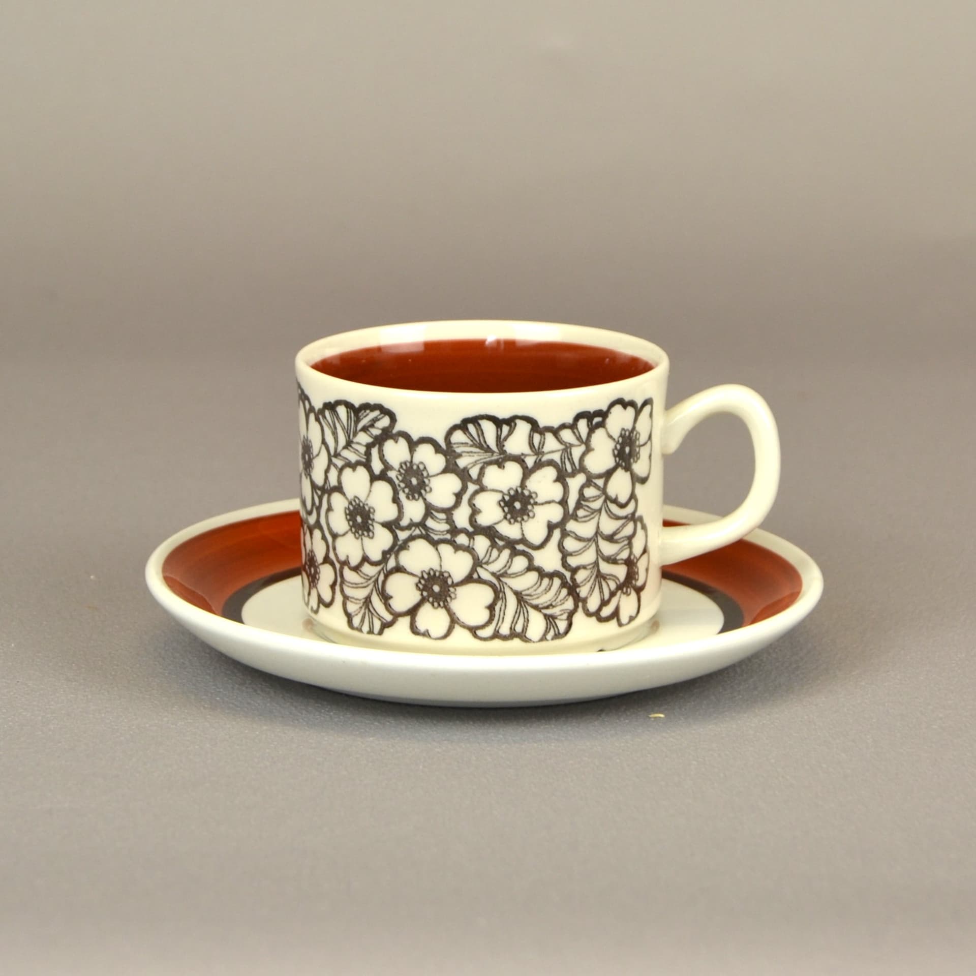 Filiżanka ze spodkiem Agneta, ceramika biała, proj. H. Ringström, Szwecja, lata 70. - 79343