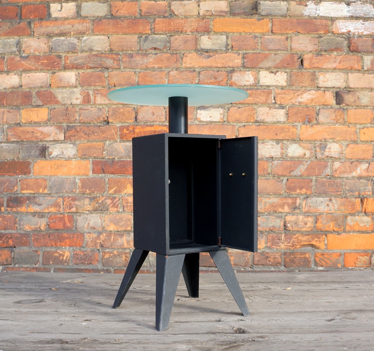 Stolik boczny brutalistyczny, czarny metal, szkło, Francja, lata 70. - 18604