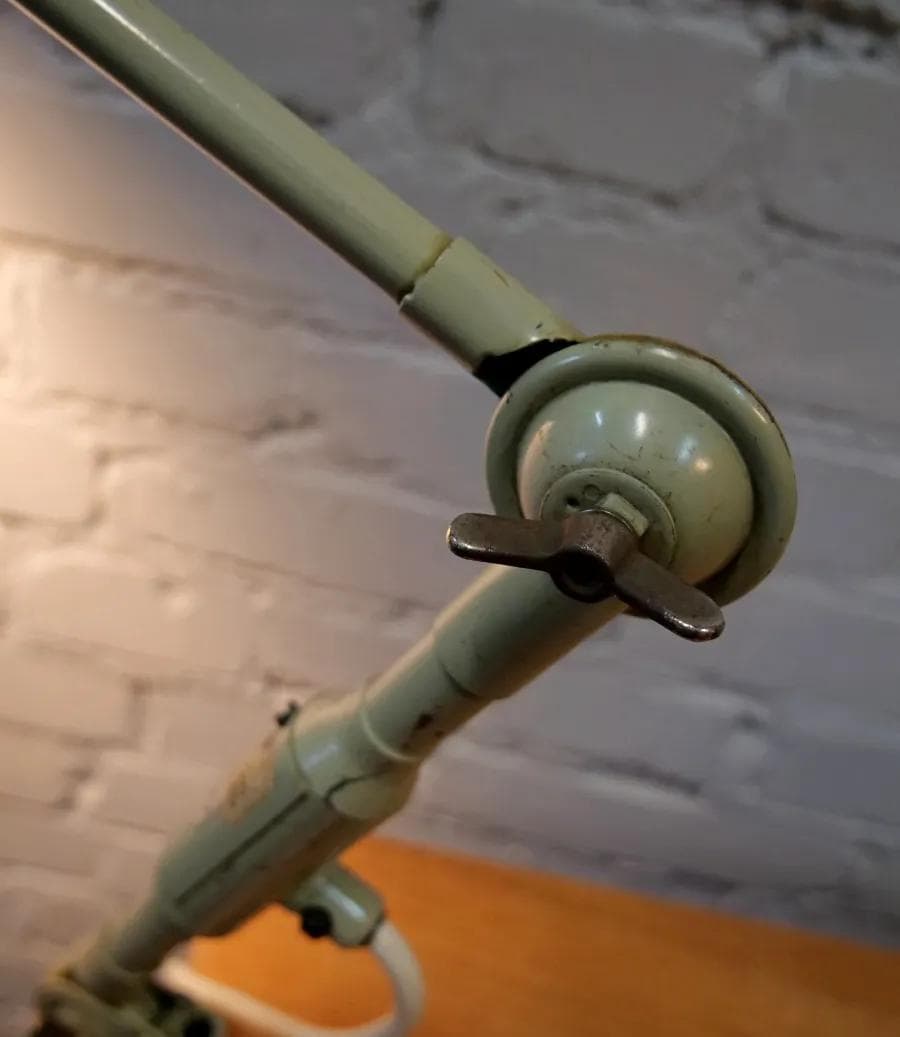 Jasnooliwkowa, metalowa lampa kreślarska, SIS, lata 50. - 18852